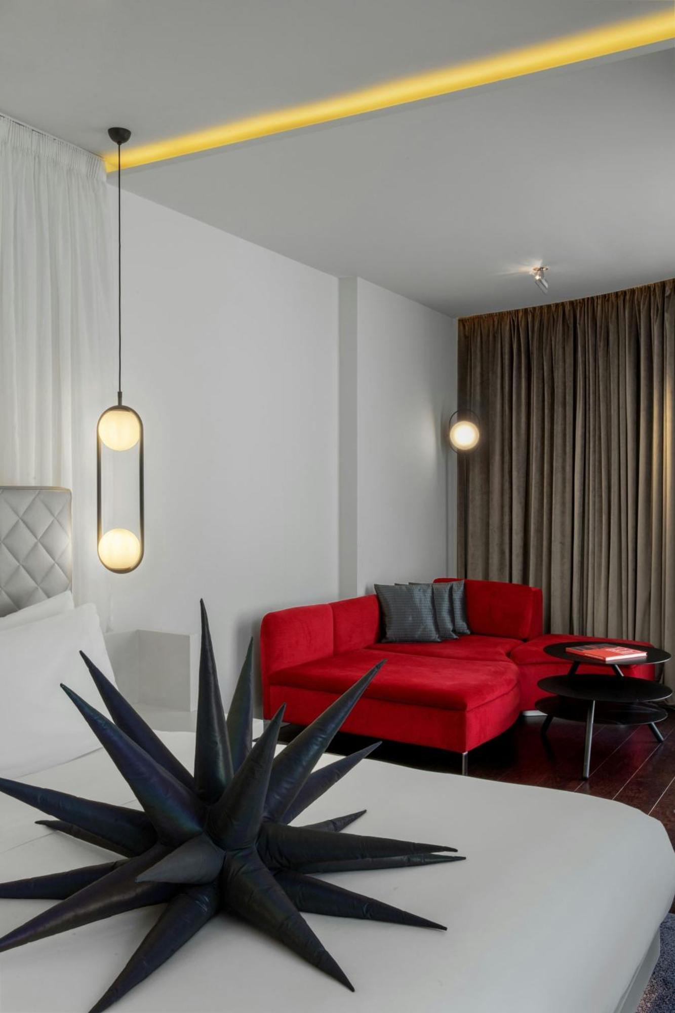 Deluxe Corner Studio Suite One King Bed Sitting Area