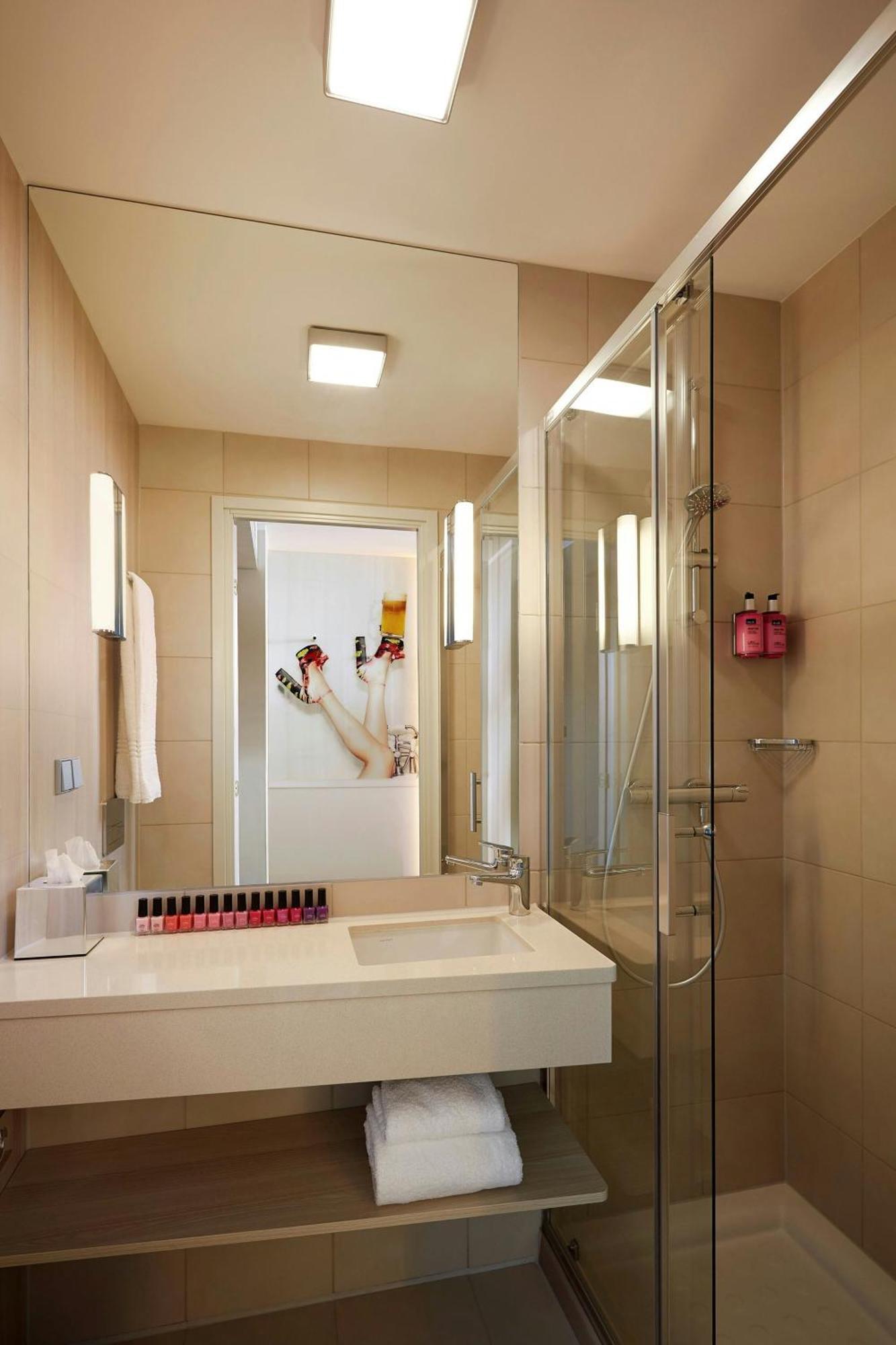 Moxy Twin Sleeper Guest room 2 Twin or Single Beds