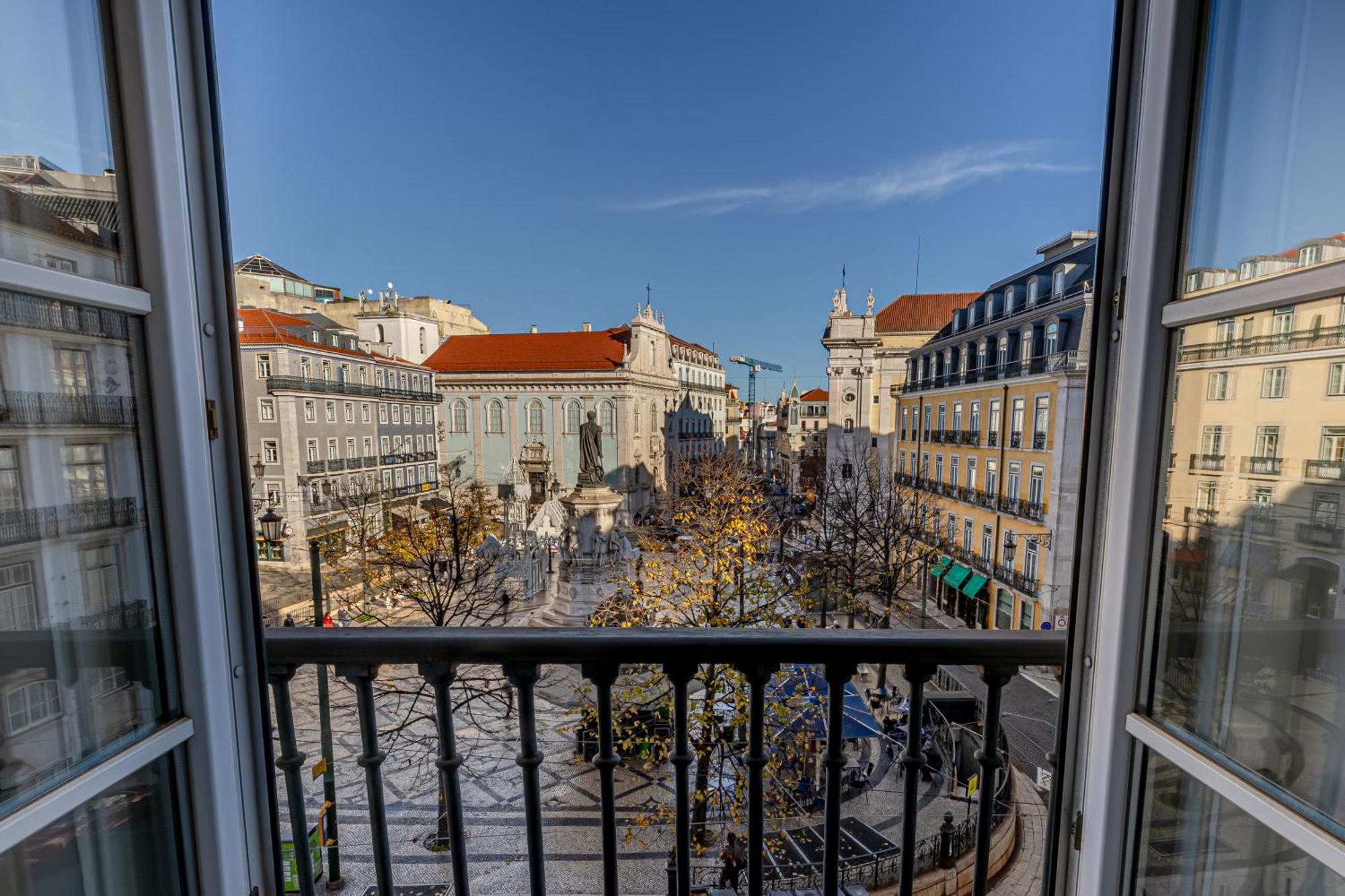 Deluxe Suite Square View