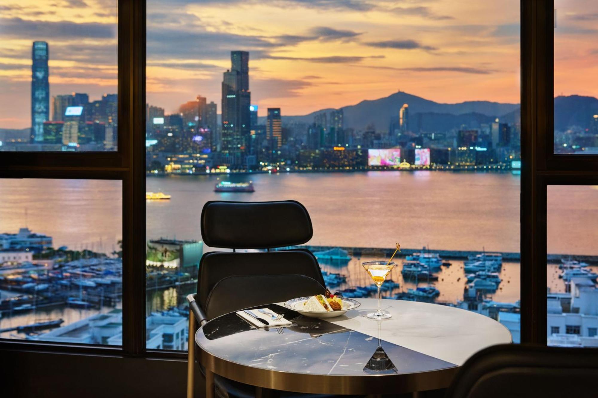 Executive King Room Lounge Access City View