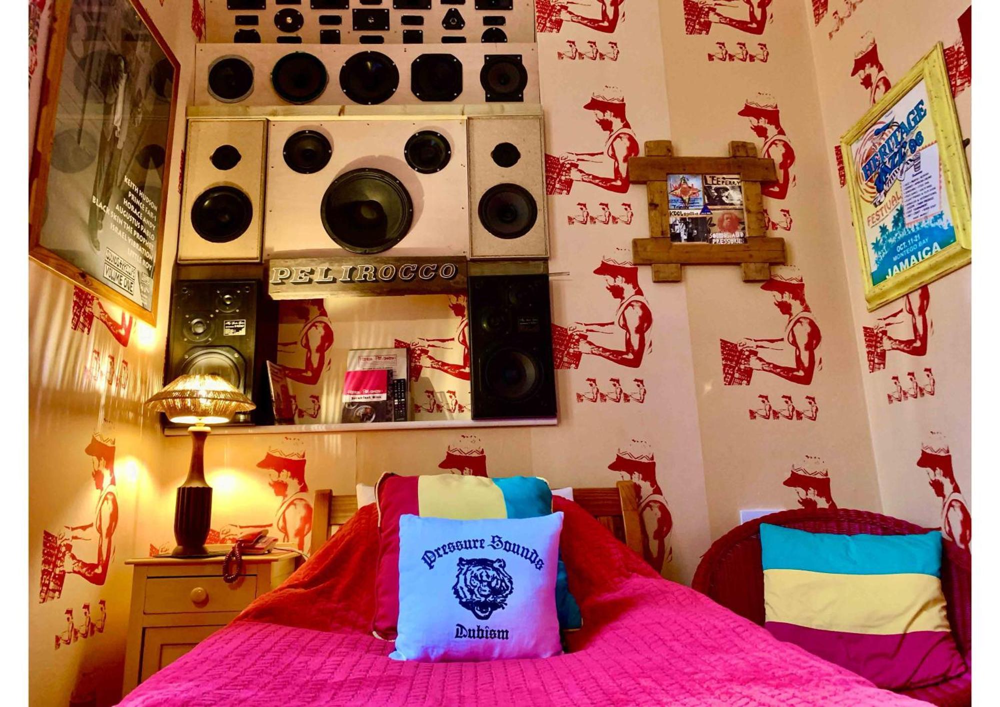 Single Room - Pressure Sounds,705661786:JPEG