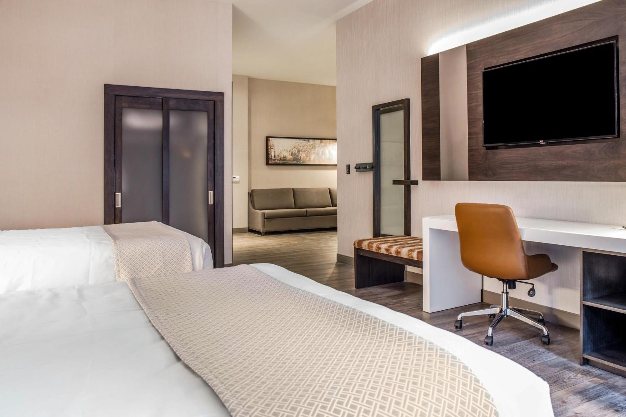 Double Suite Two Double Beds Accessible or Non-Smoking