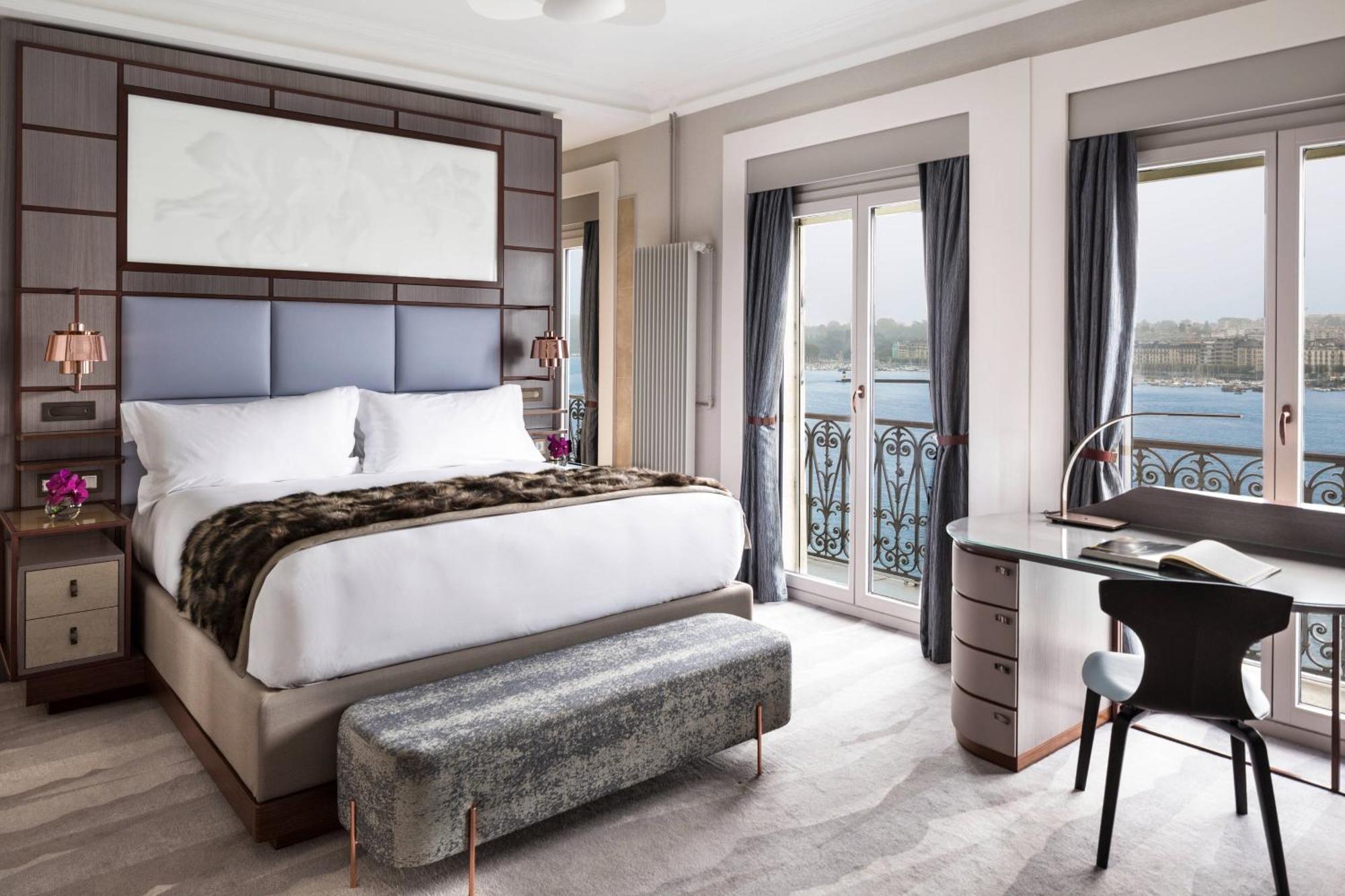Lake Front Suite 1 Bedroom Suite 1 King Sofa bed Balcony