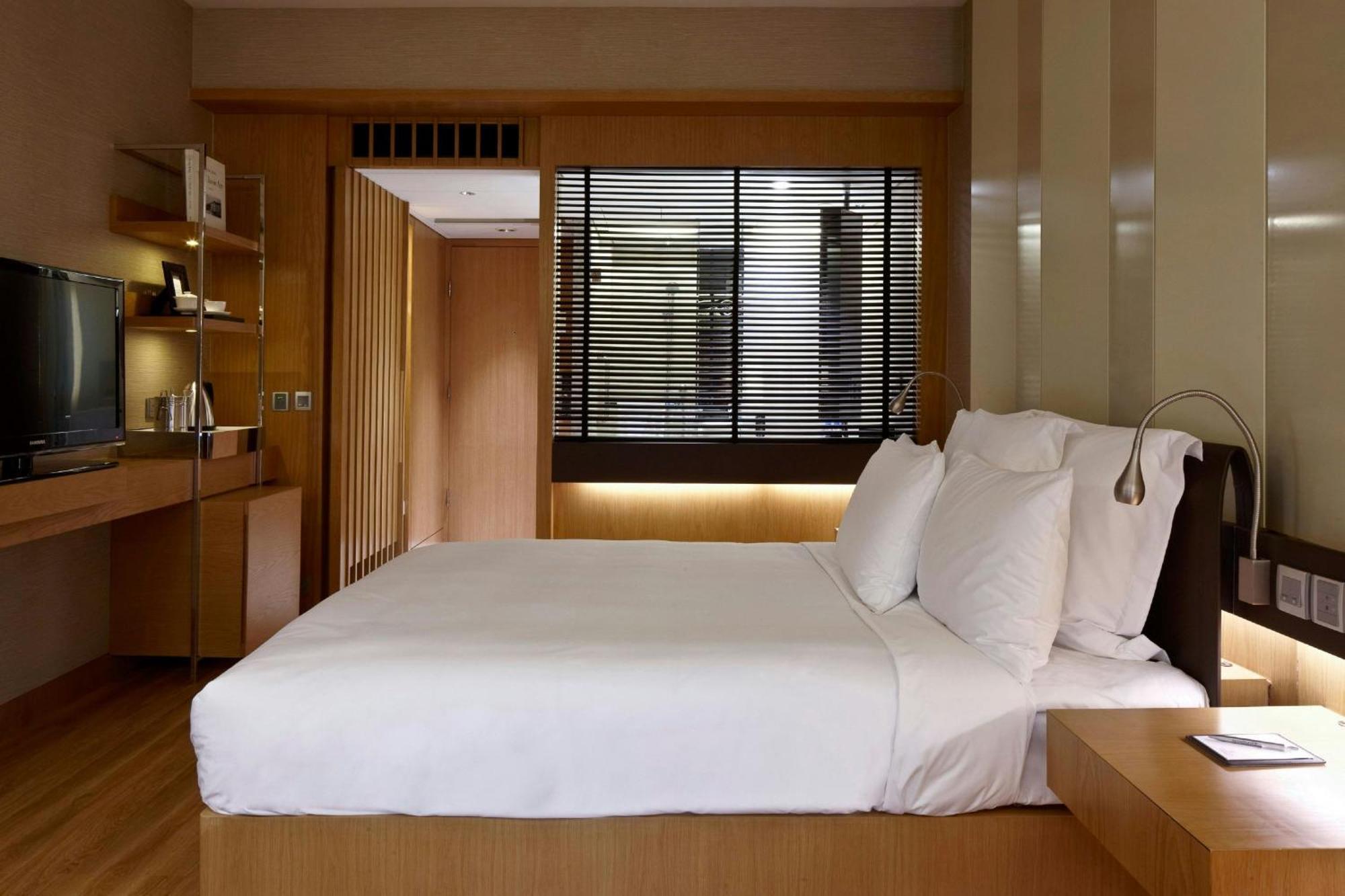 Club Queen Room with Garden View and Executive Lounge Access,1710064335:JPEG