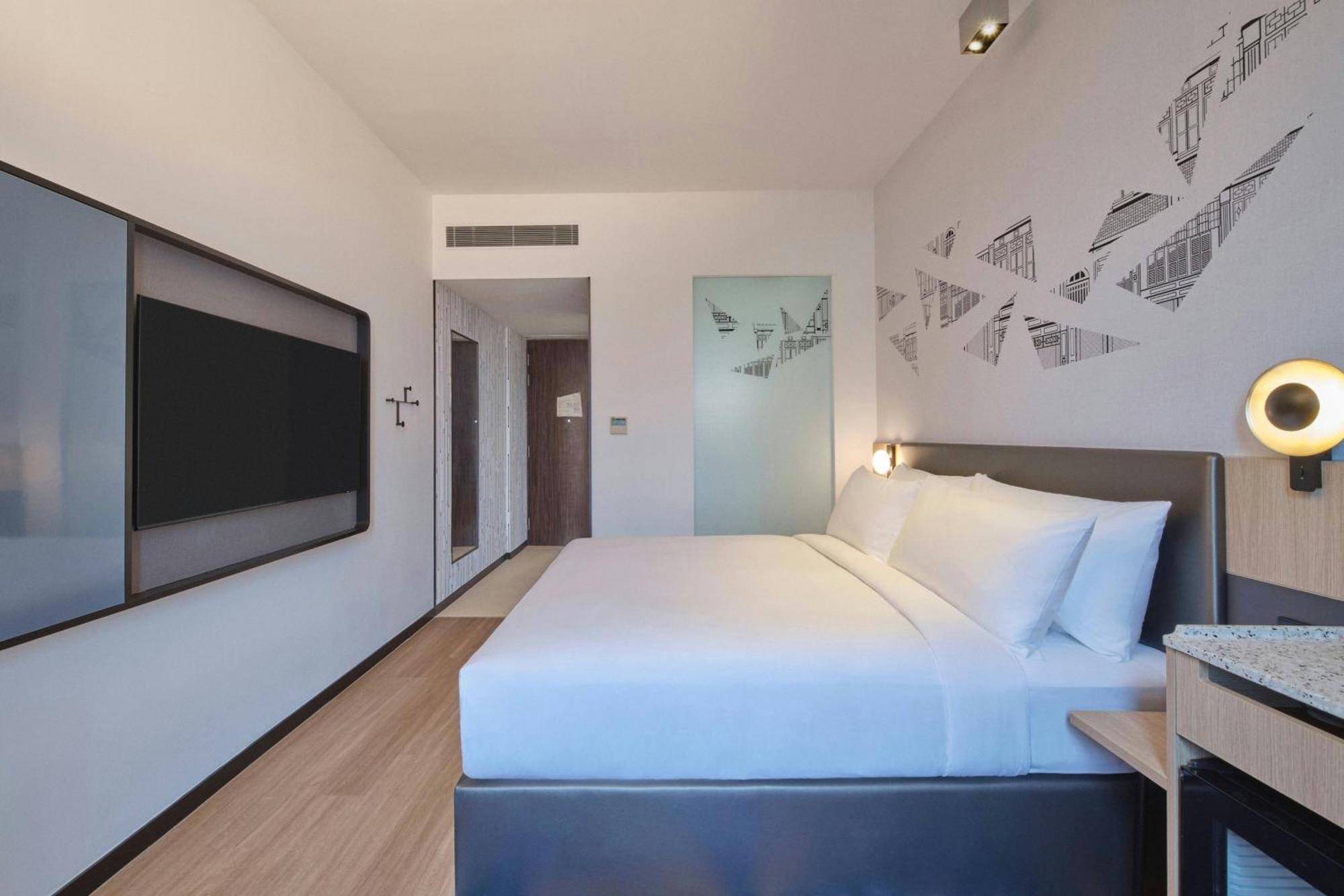 Urban Guest room 1 King West Wing
