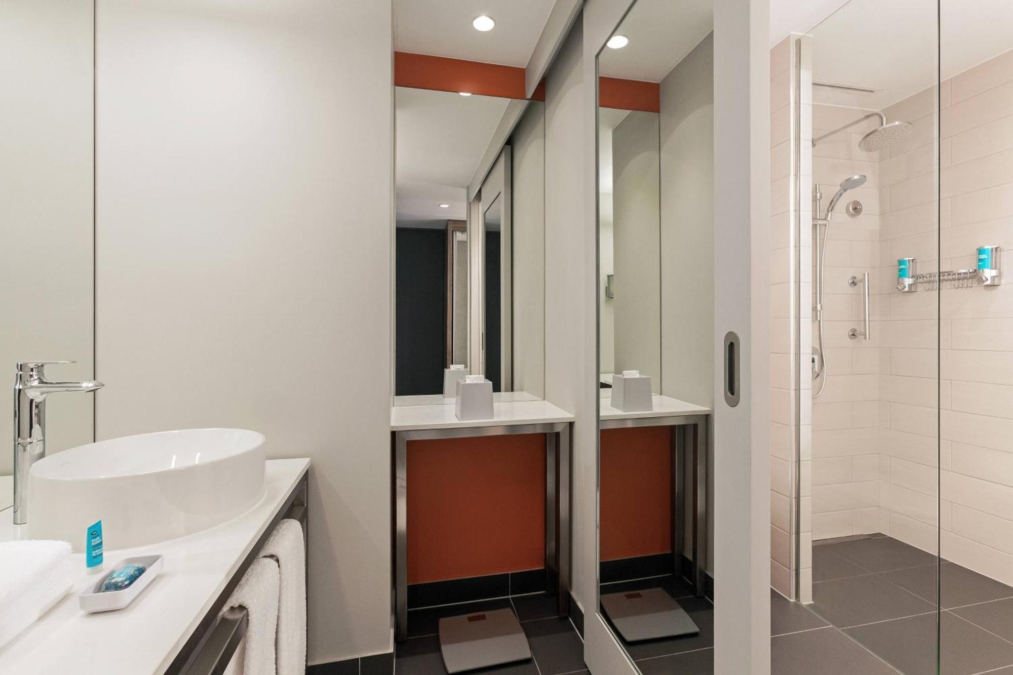 Aloft King Room including 20% off F&B, Spa & Abra Boat Tour Discount