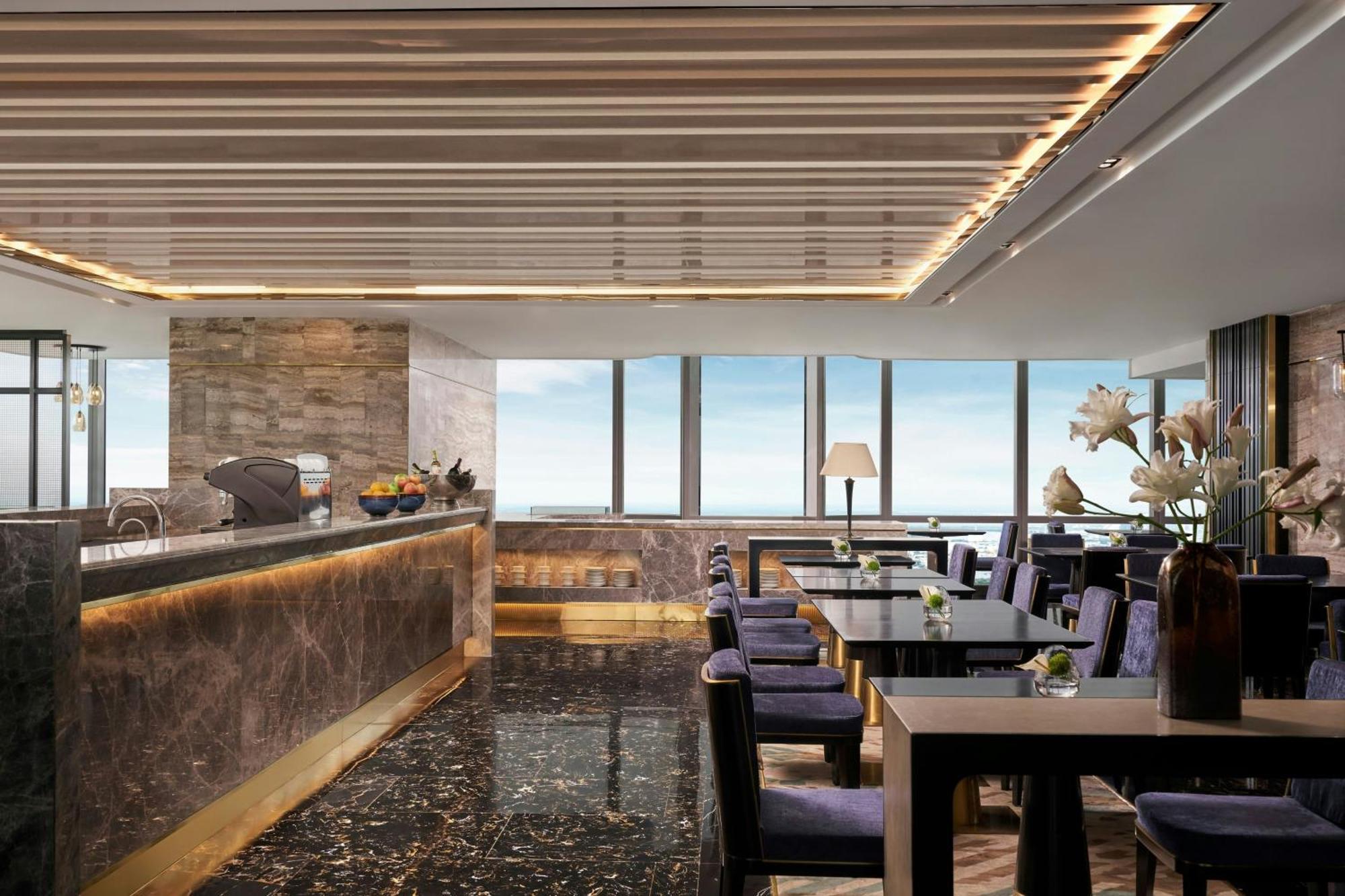 Landmark Panoramic King Suite - Club Lounge Access