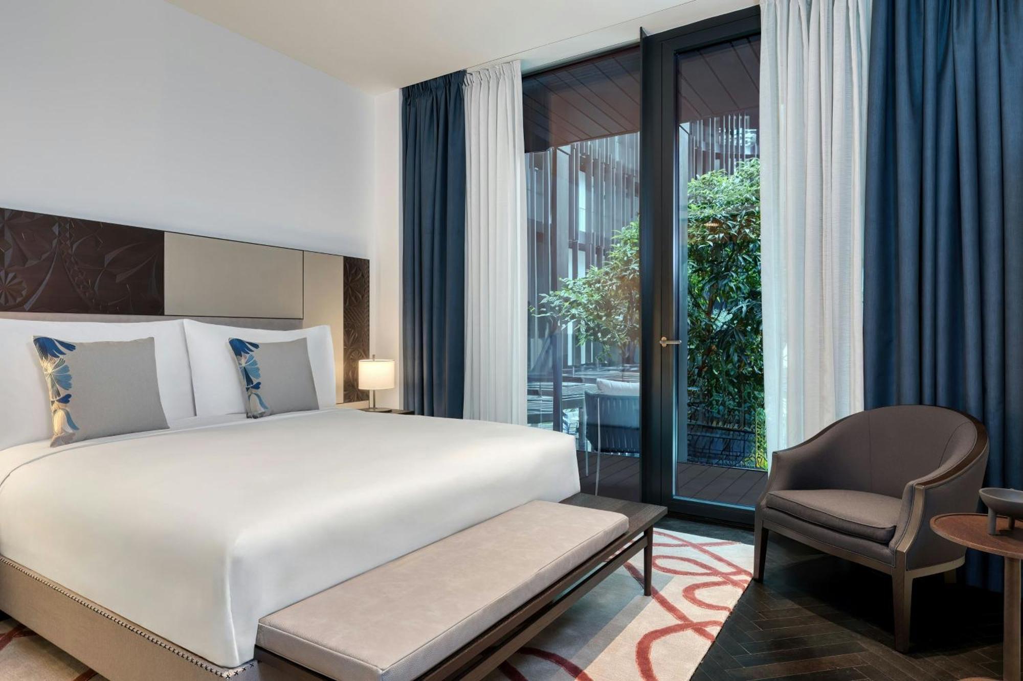 One-Bedroom Atrium King Suite with Balcony and Atrium View