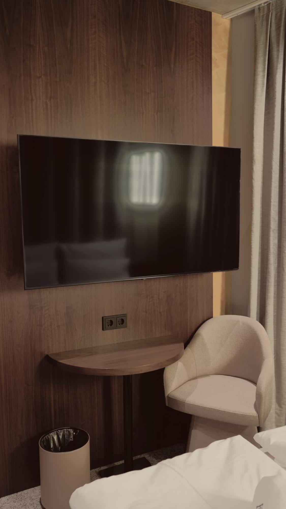 Deluxe Queen Room,1643322623:JPEG