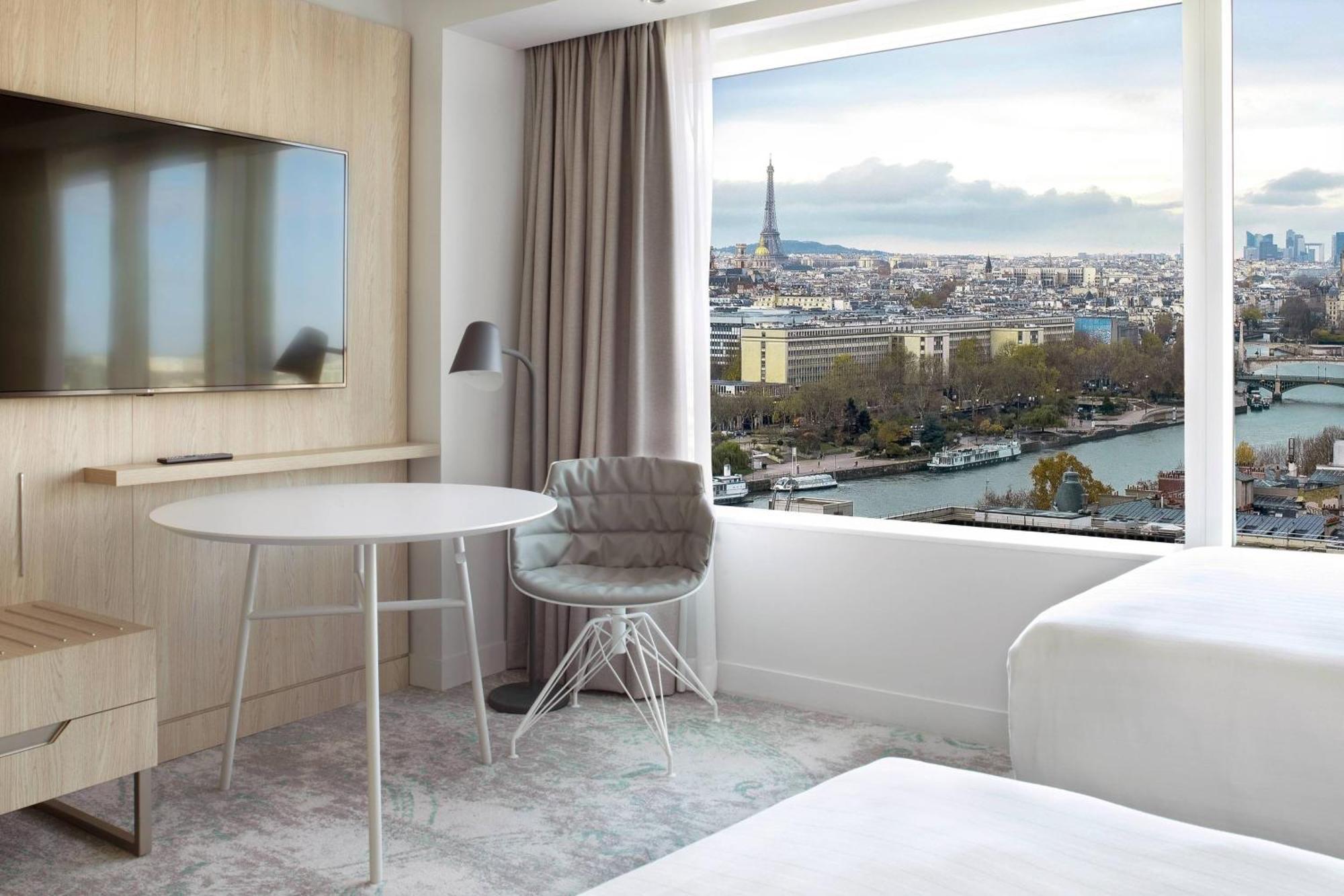 Twin Room Eiffel Tower View