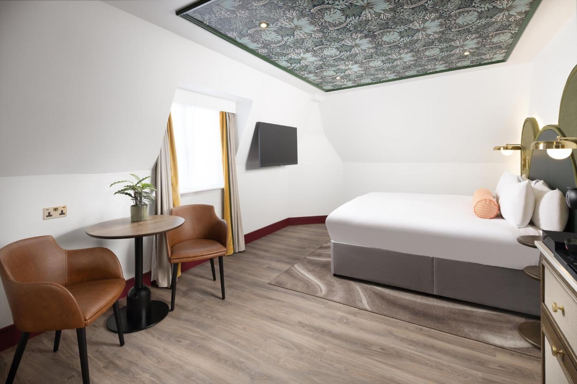 Premium Queen Room Street View