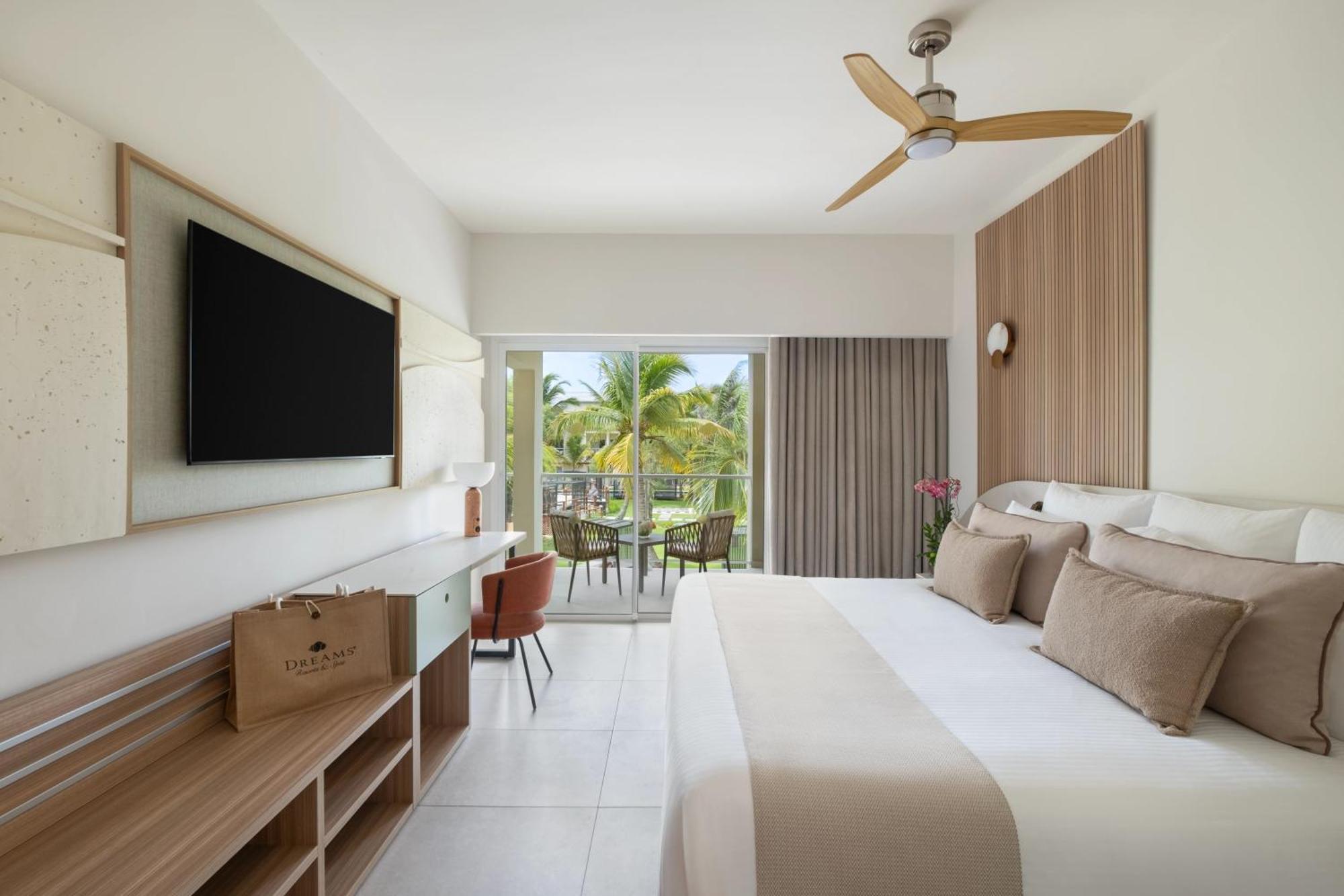 Preferred Club Premium Suite Garden View King