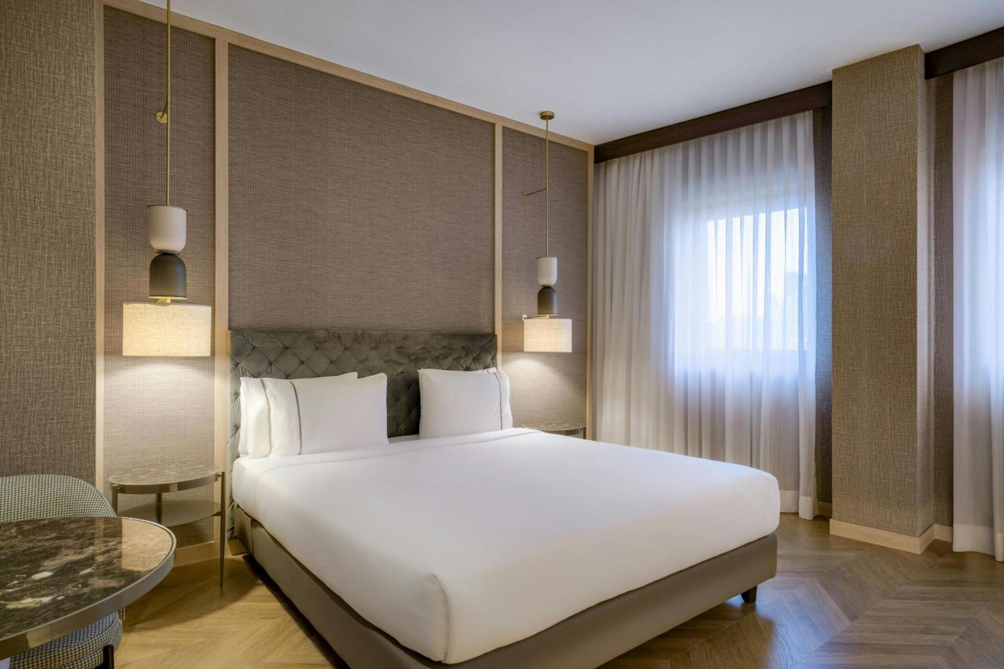 Standard King Room Skyline View