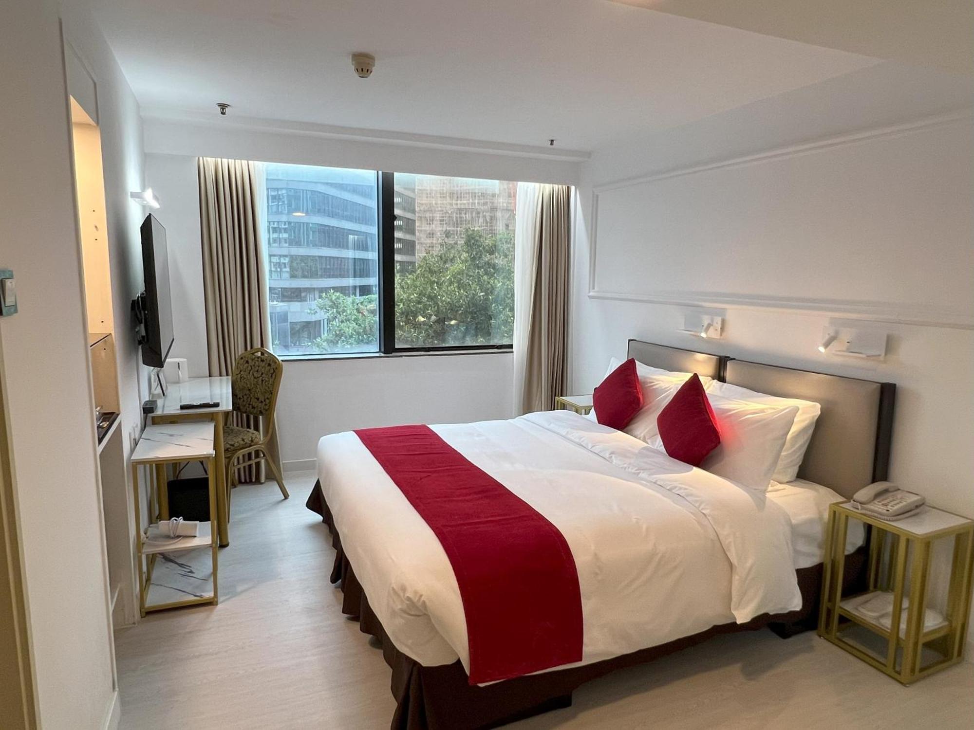 Deluxe Queen or Twin Room Garden View