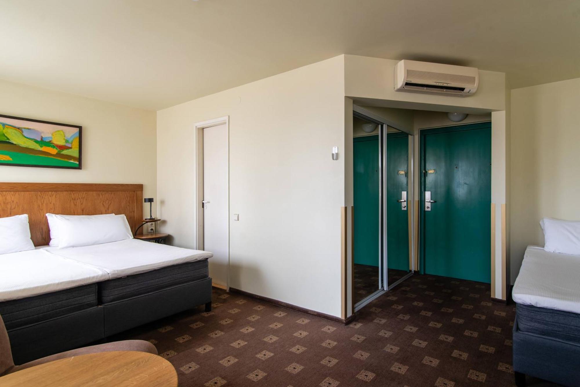 Triple Room Three Single Beds