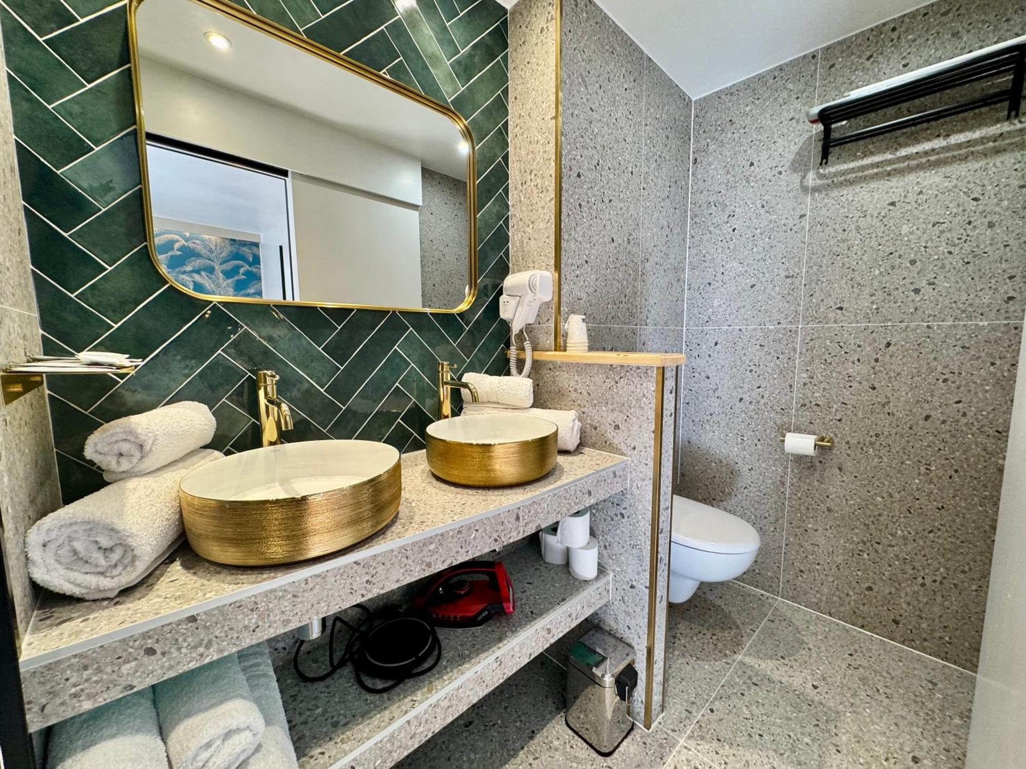 Room Gold Premium