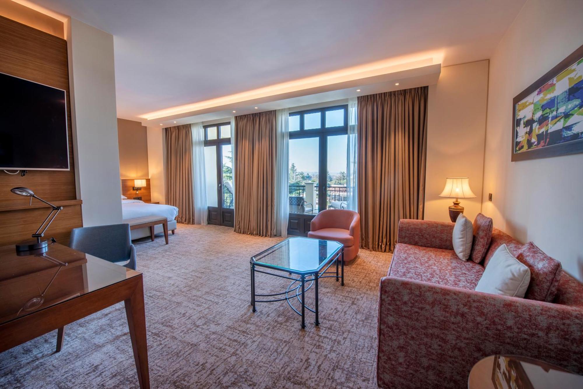 Deluxe King Room Pool View Club Access