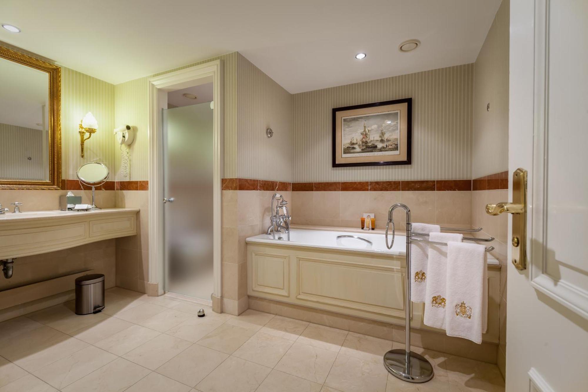 Junior-suite med kingsize-seng og udsigt over byen