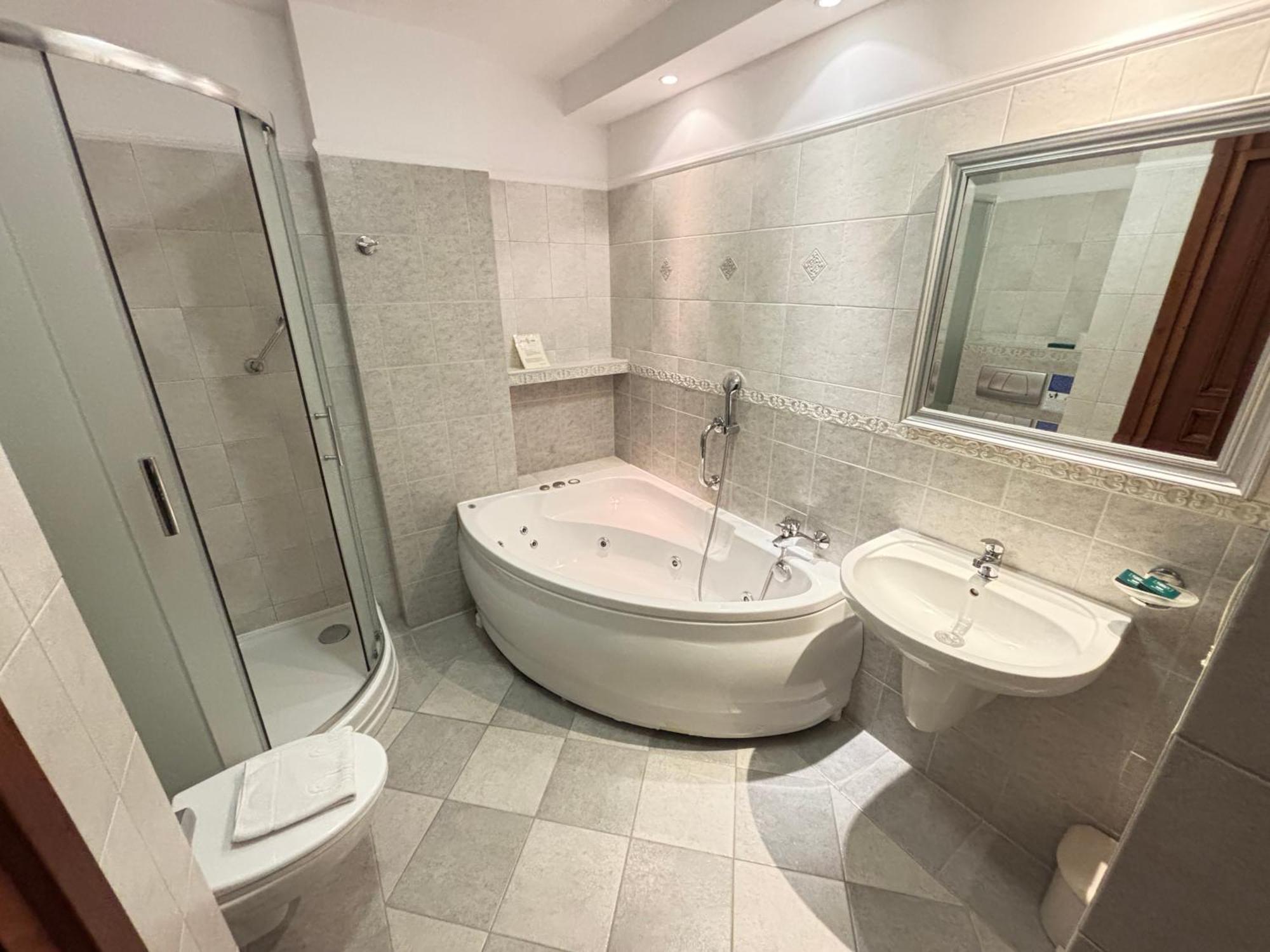 Suite med queen-size-seng og boblebad