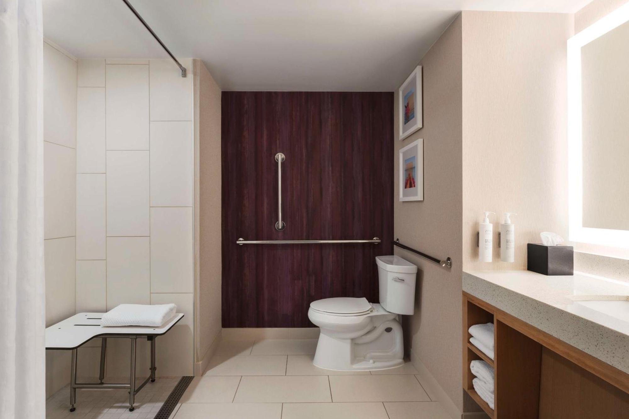 King Corner Suite - Mobility Access,1657148287:JPEG