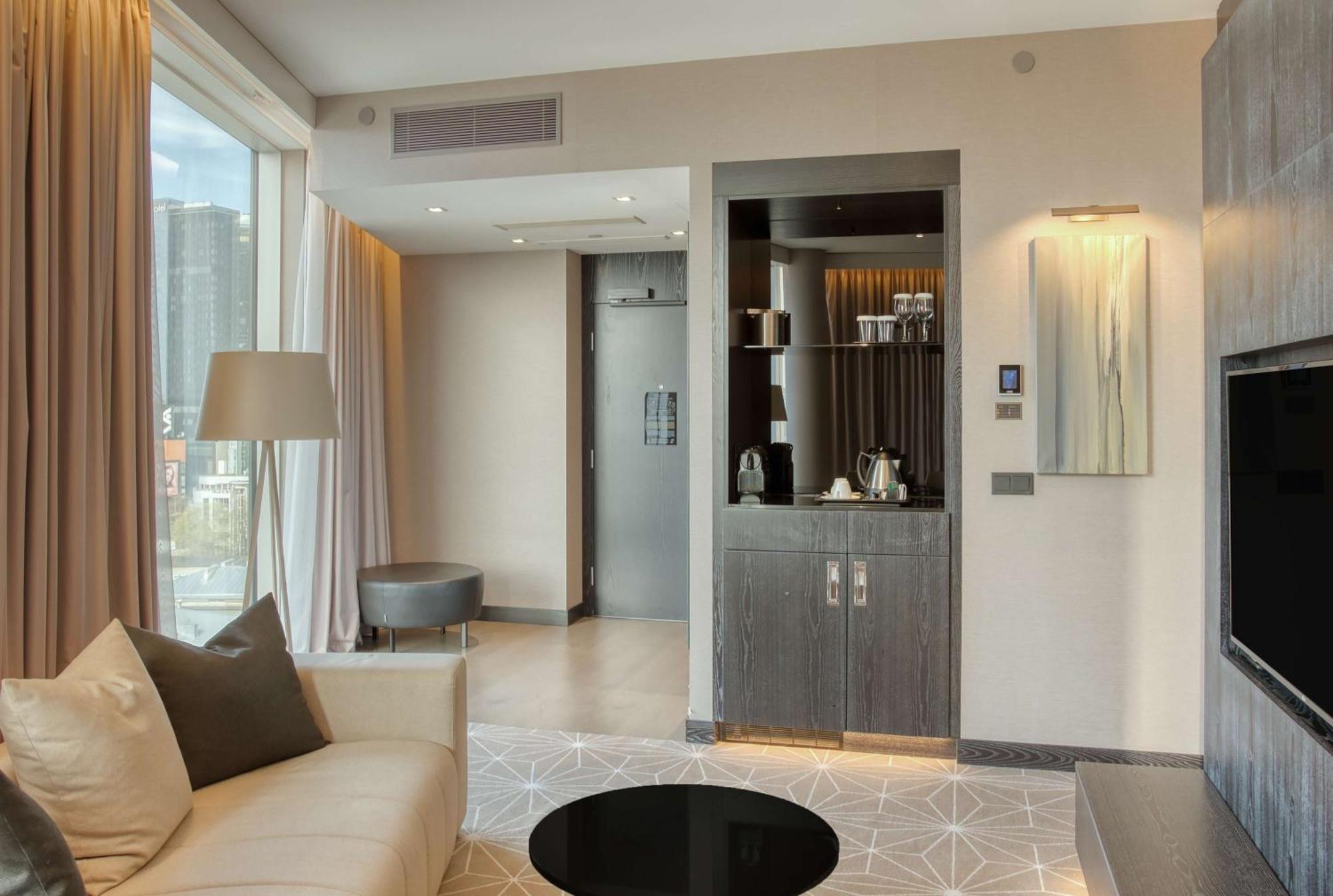 One-Bedroom Family Suite