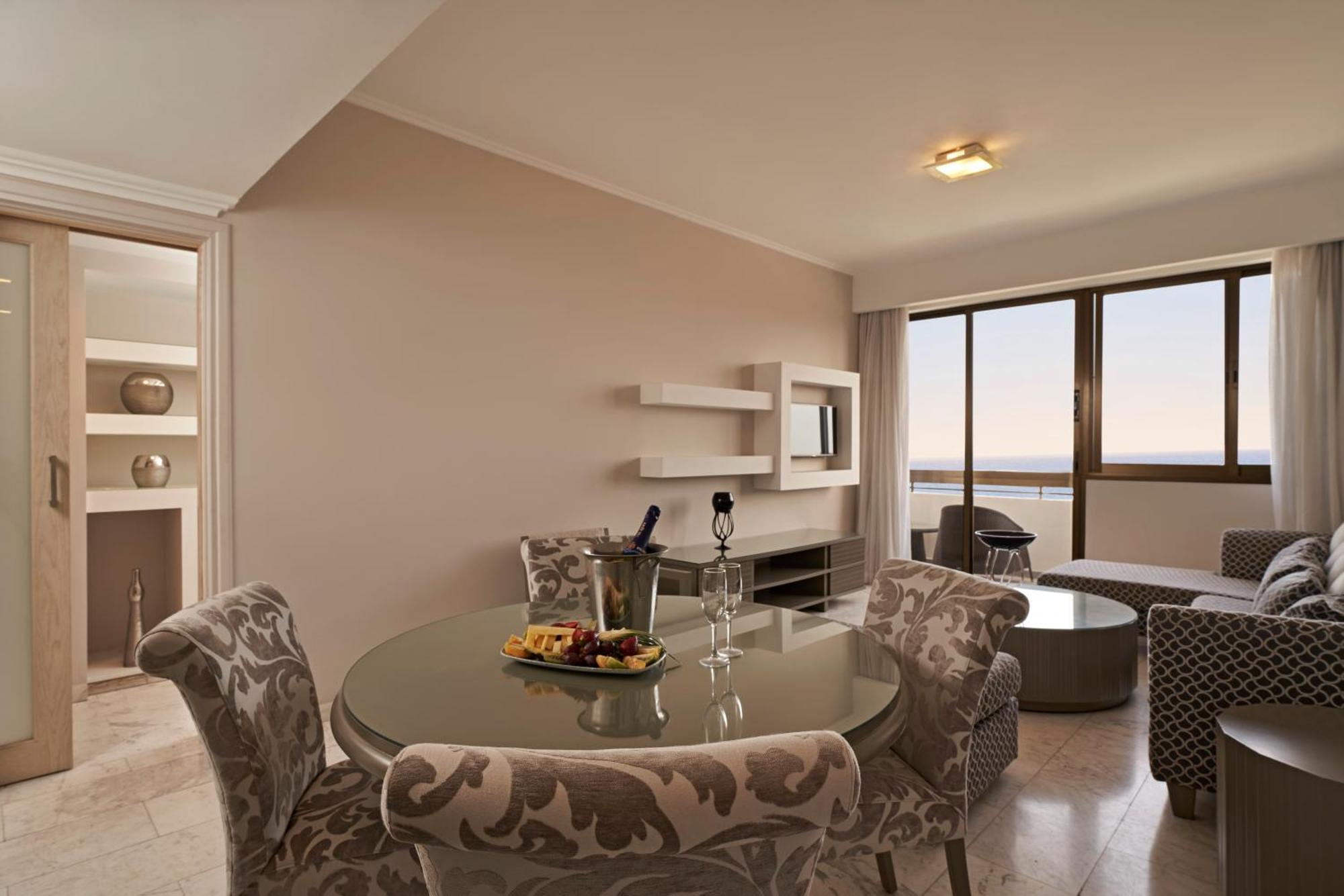 Executive Suite,1658755784:JPEG