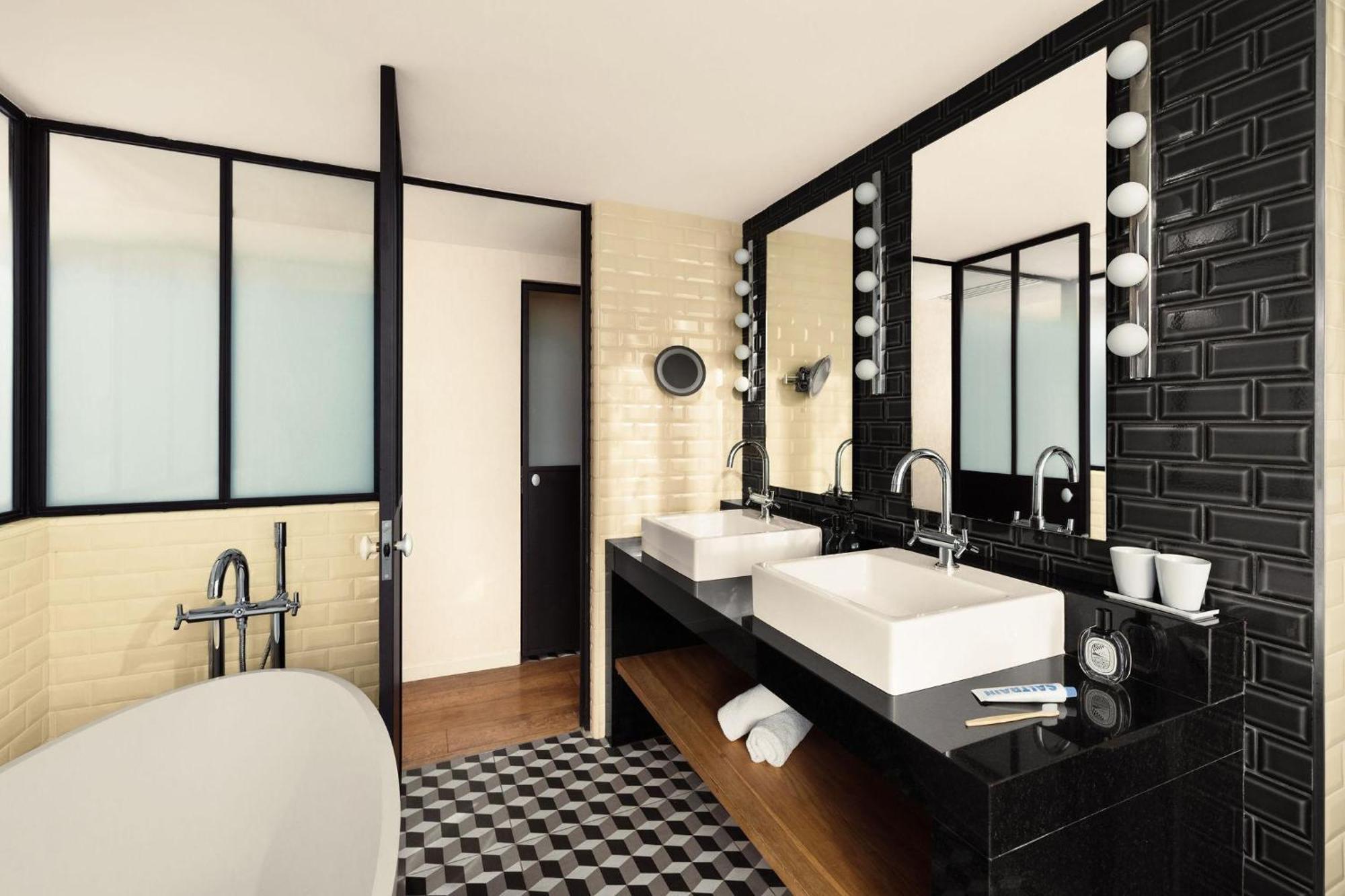 Privilege Room – Eiffel Tower View & Balcony