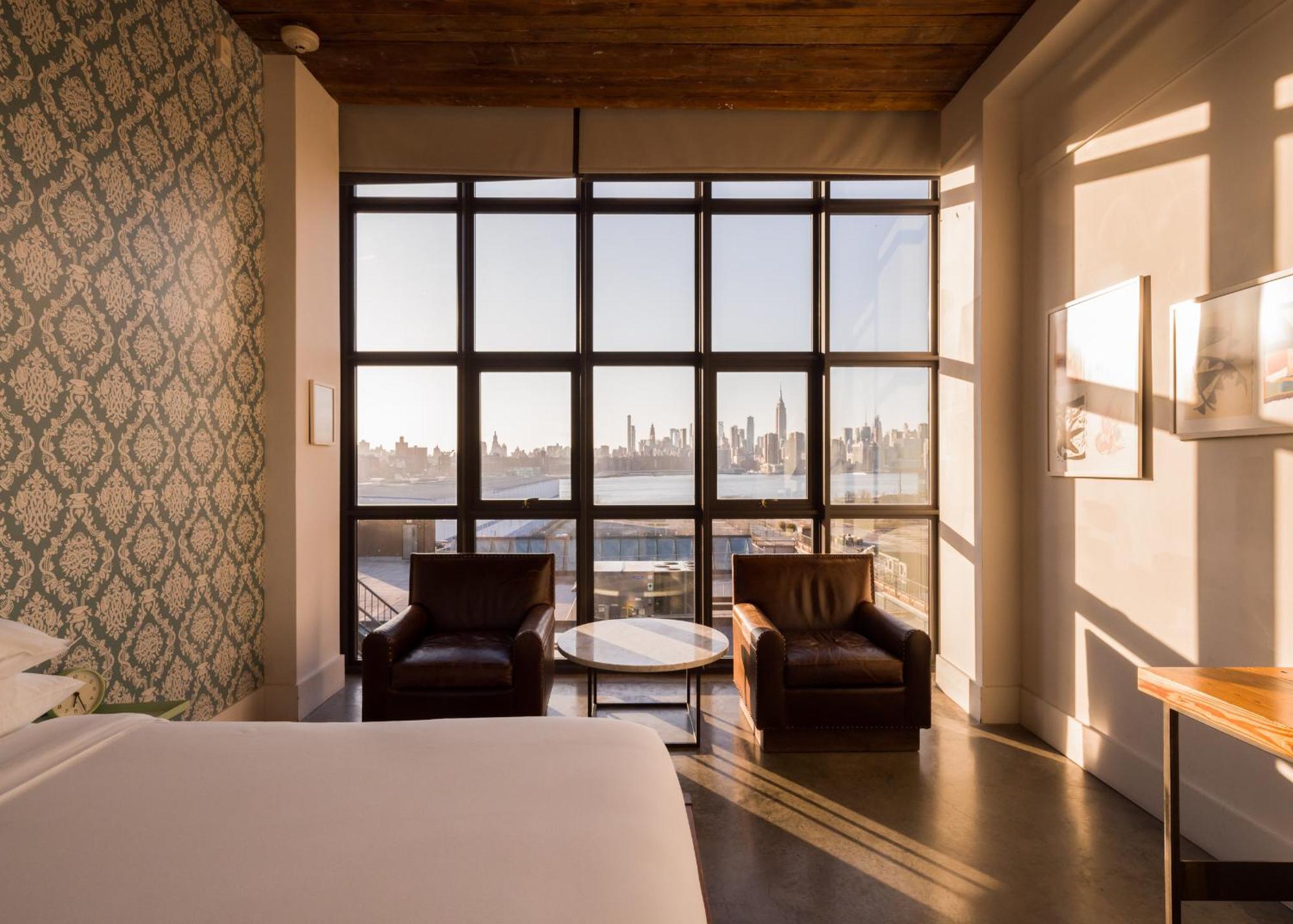 Rom med king-size-seng og utsikt over Manhattan