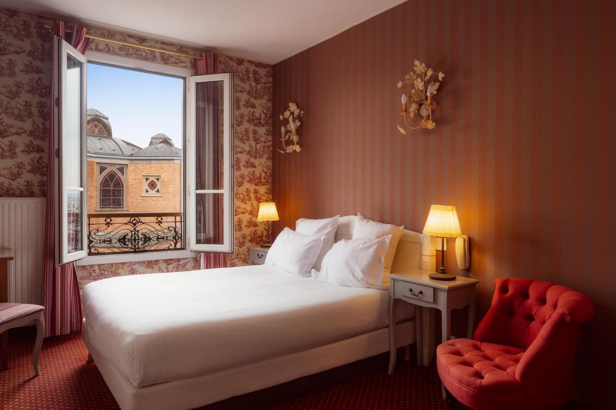 Deluxe Double or Twin Room Partial Eiffel Tower or Sacré Coeur View