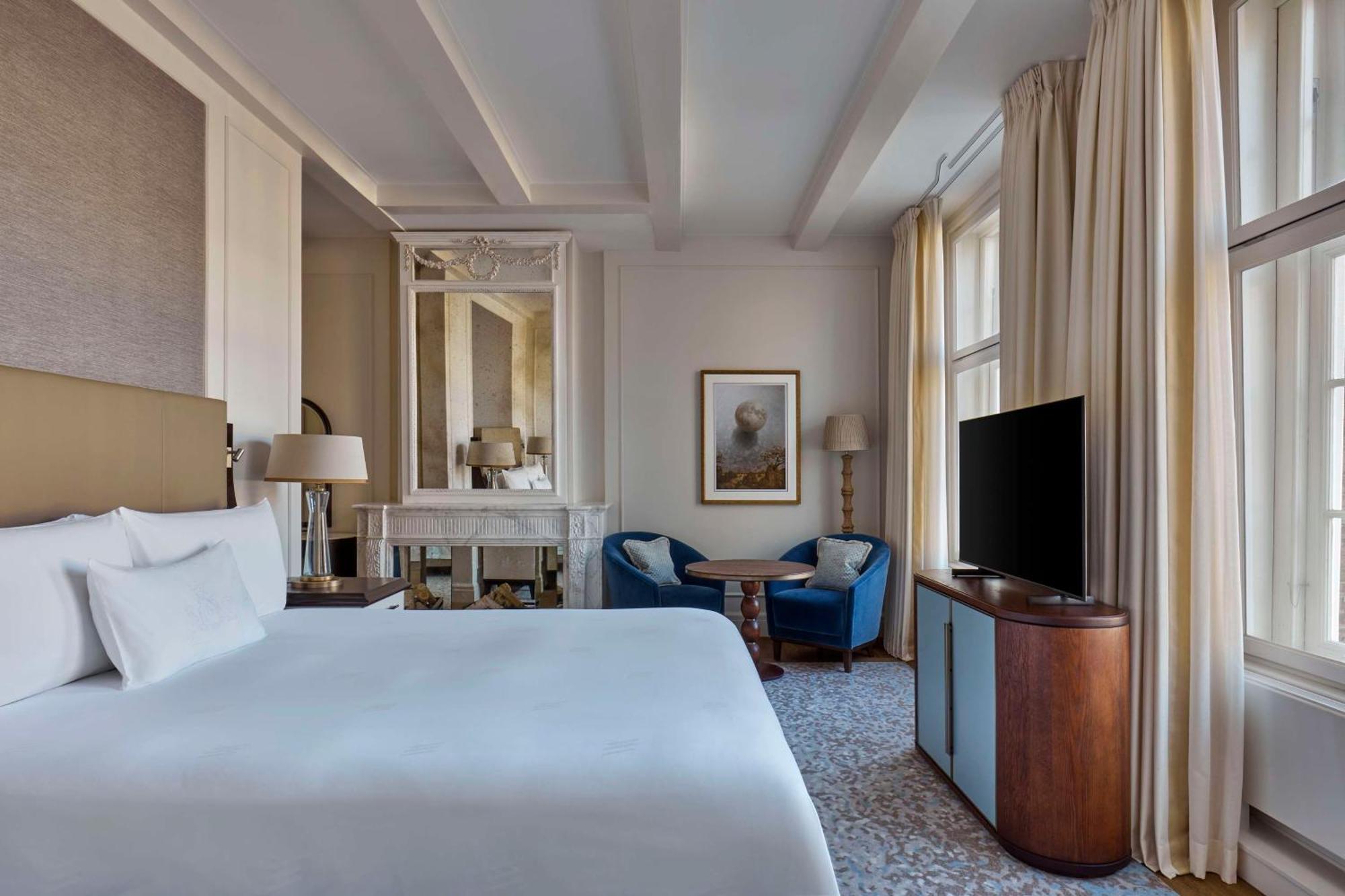 One-Bedroom King Suite Canal View