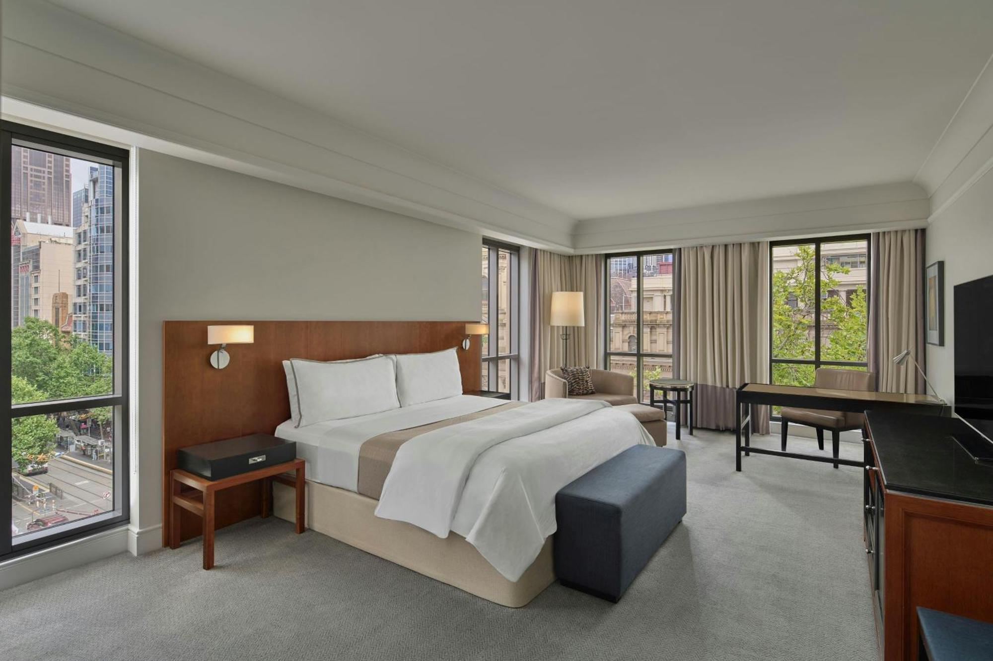 Deluxe King Studio City View Spa Bath Corner Room
