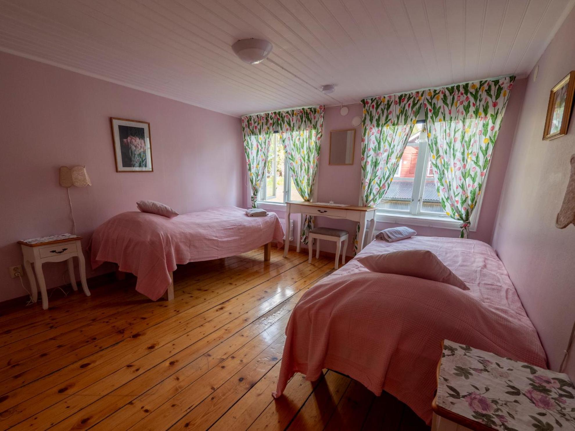 Tvåbäddsrum med delat badrum