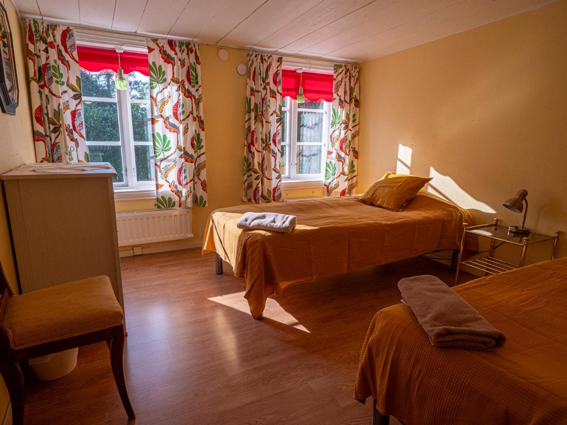 Dubbelrum med utsikt över trädgården