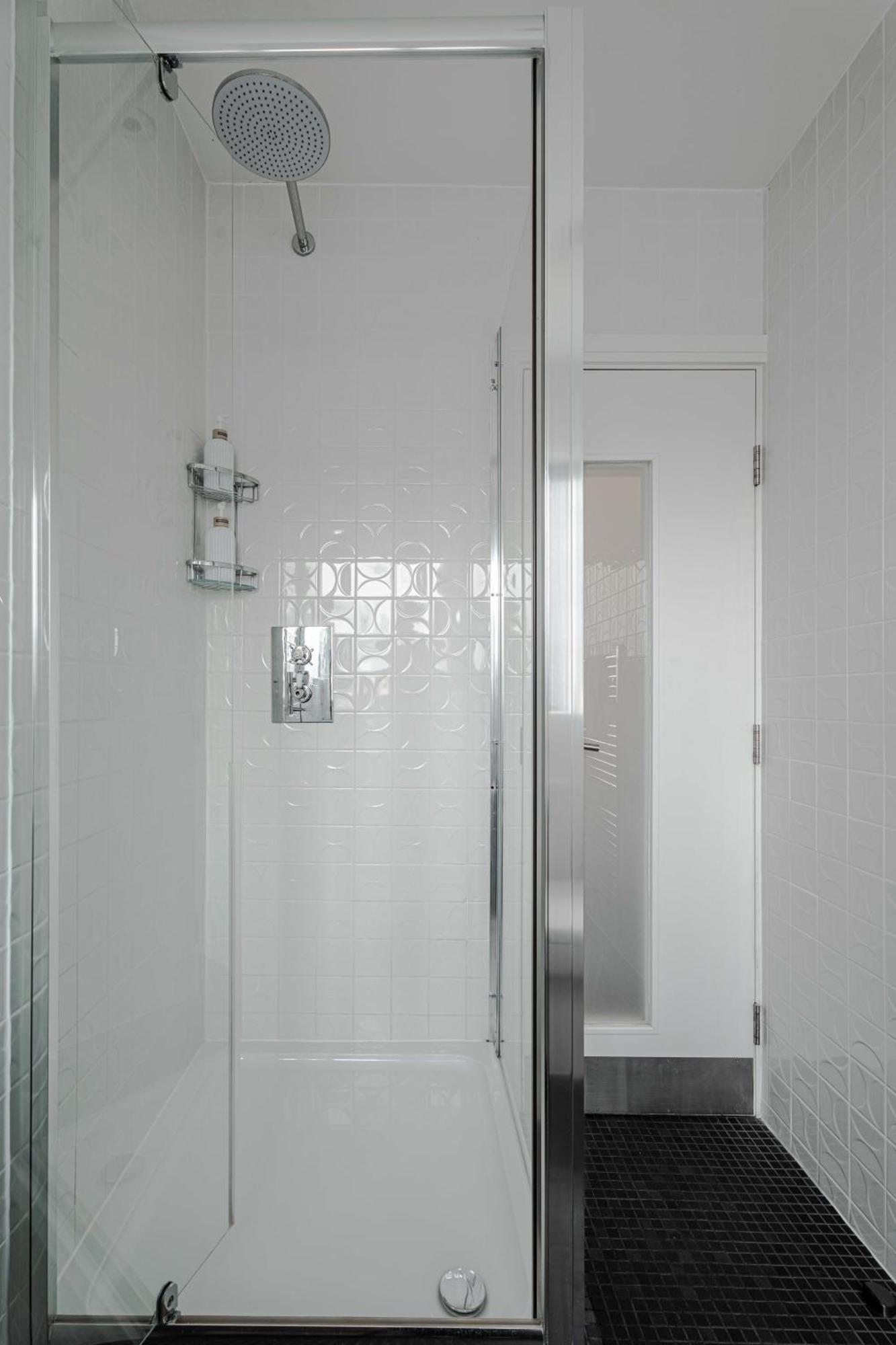 Deluxe Double Room Shower