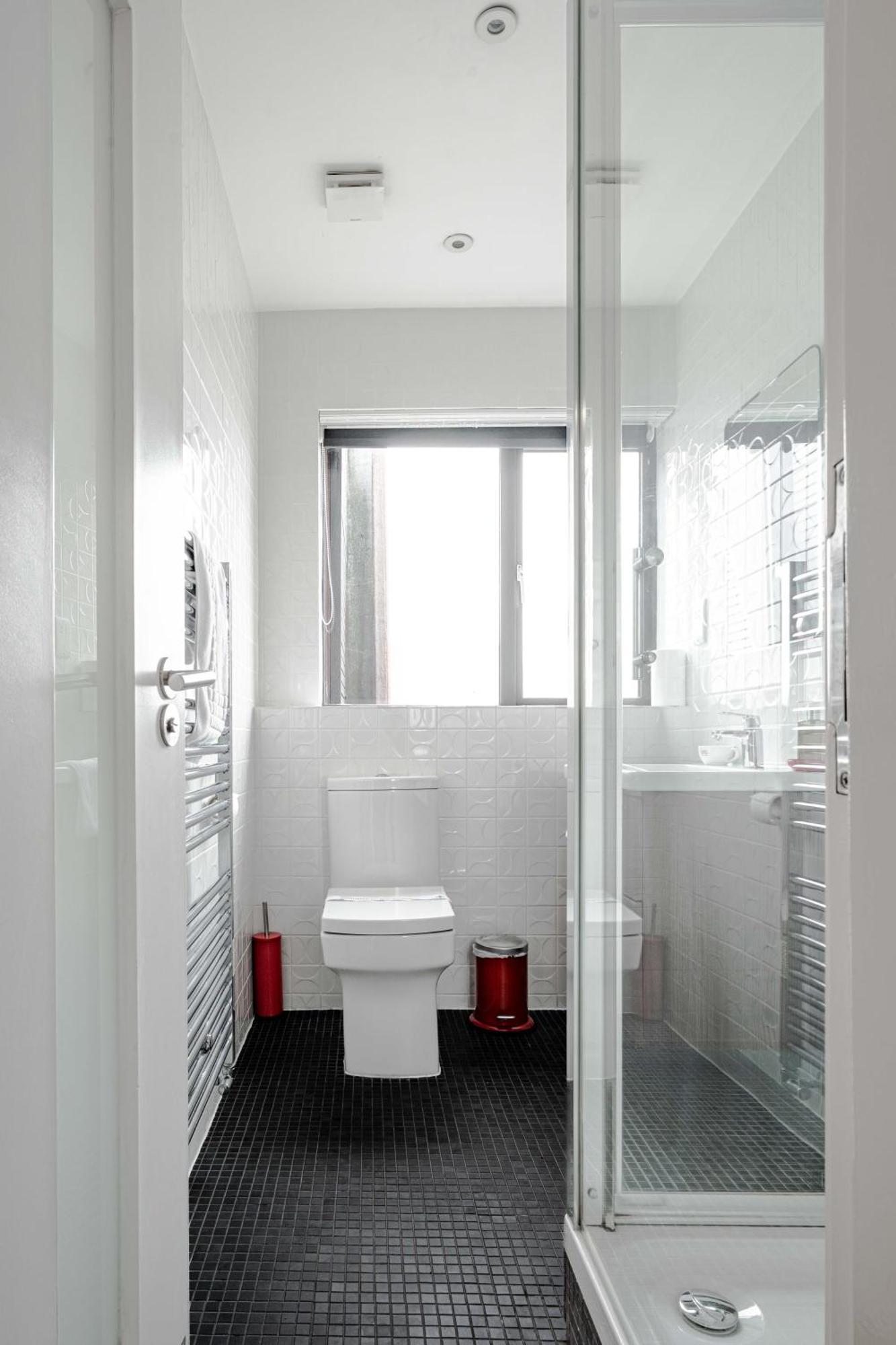 Deluxe Double Room Shower