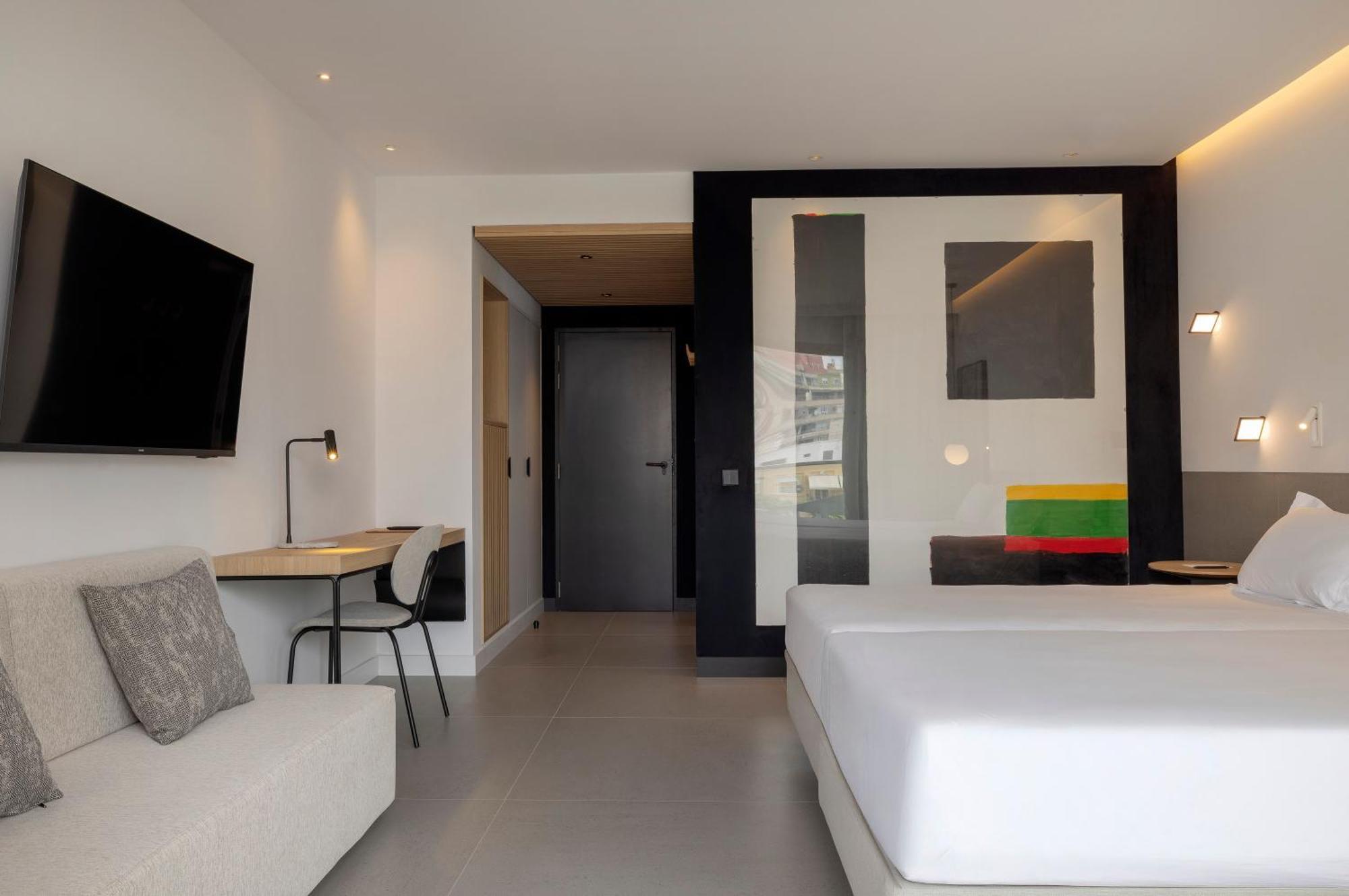 Double Room with City View and Balcony,1668047615:JPEG