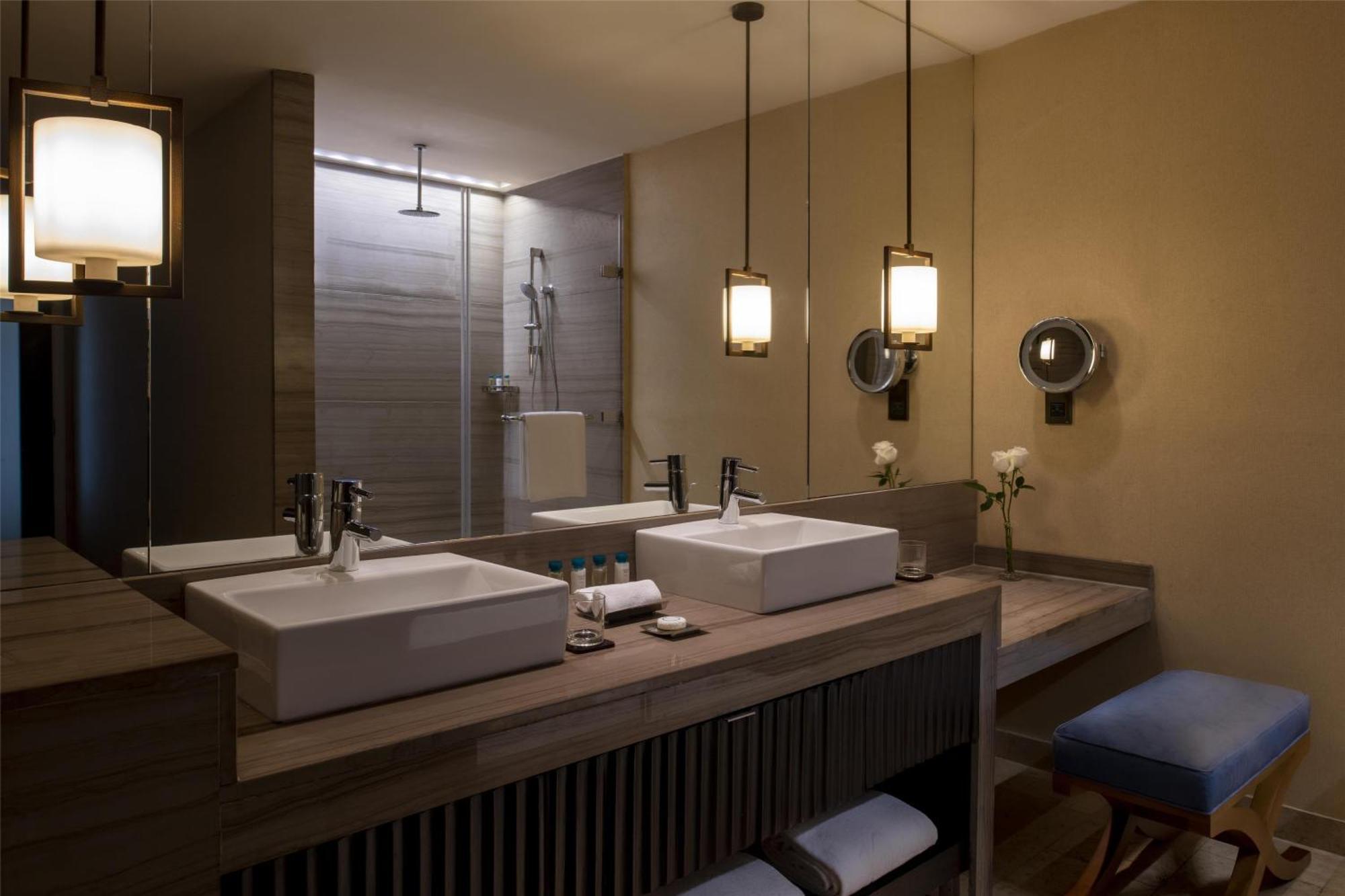 Executive Corner Suite