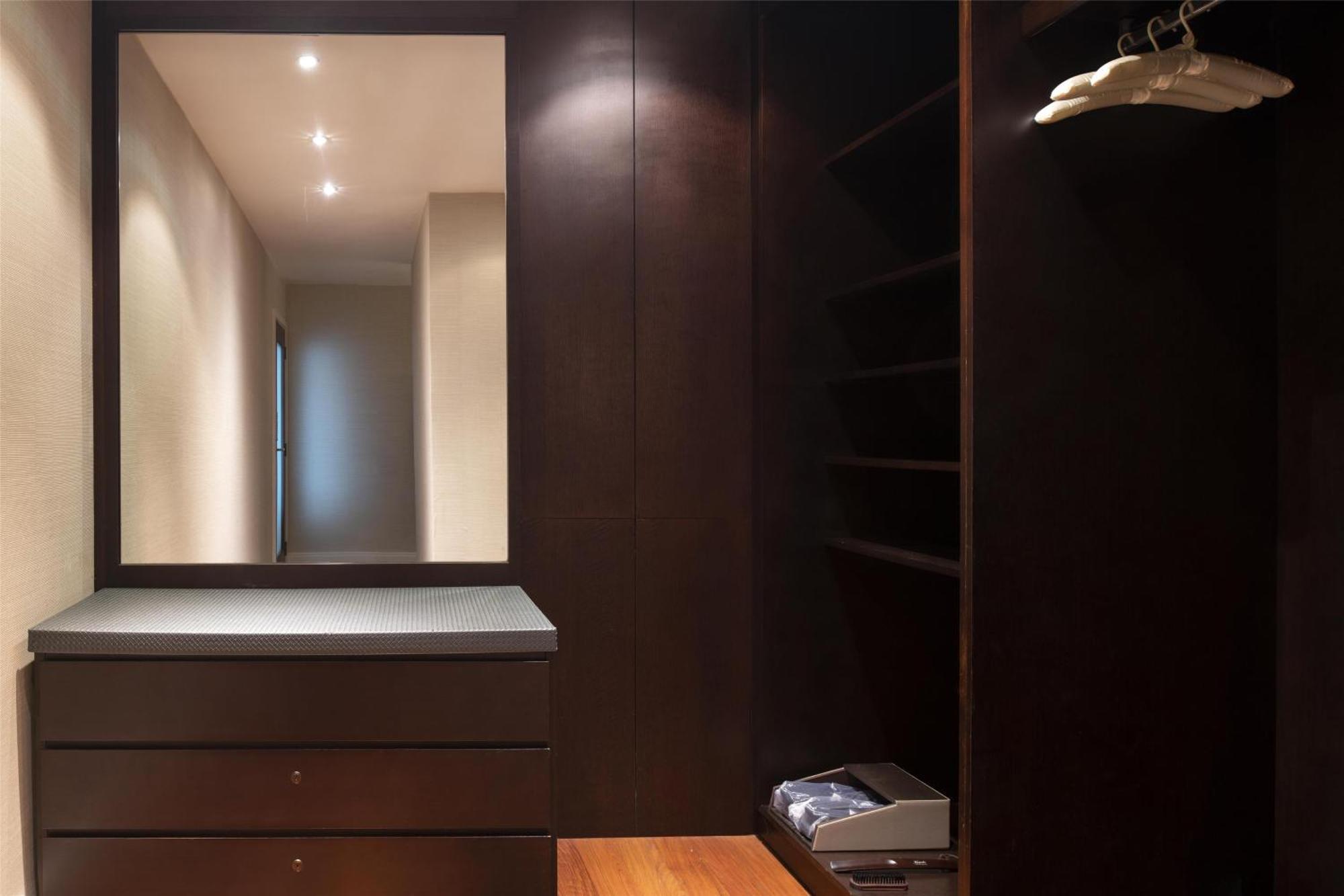 Executive Corner Suite
