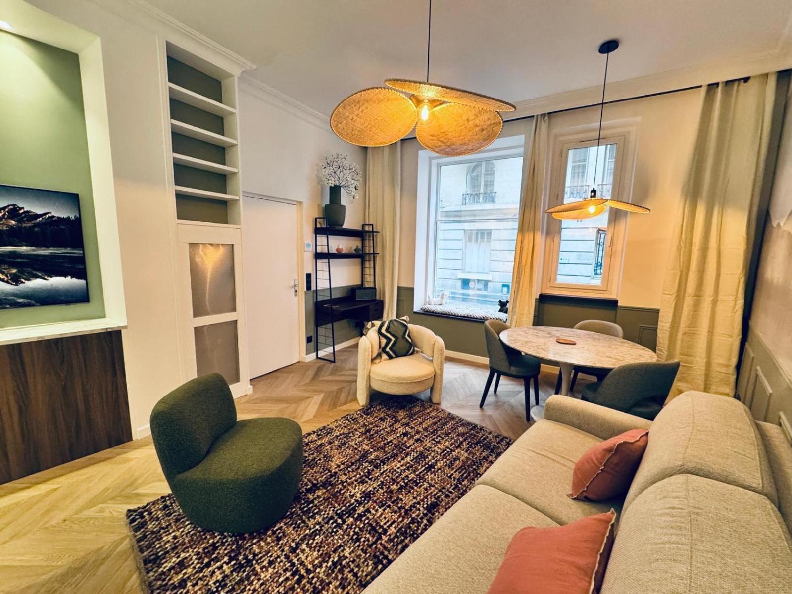 Deluxe One-Bedroom Apartment
