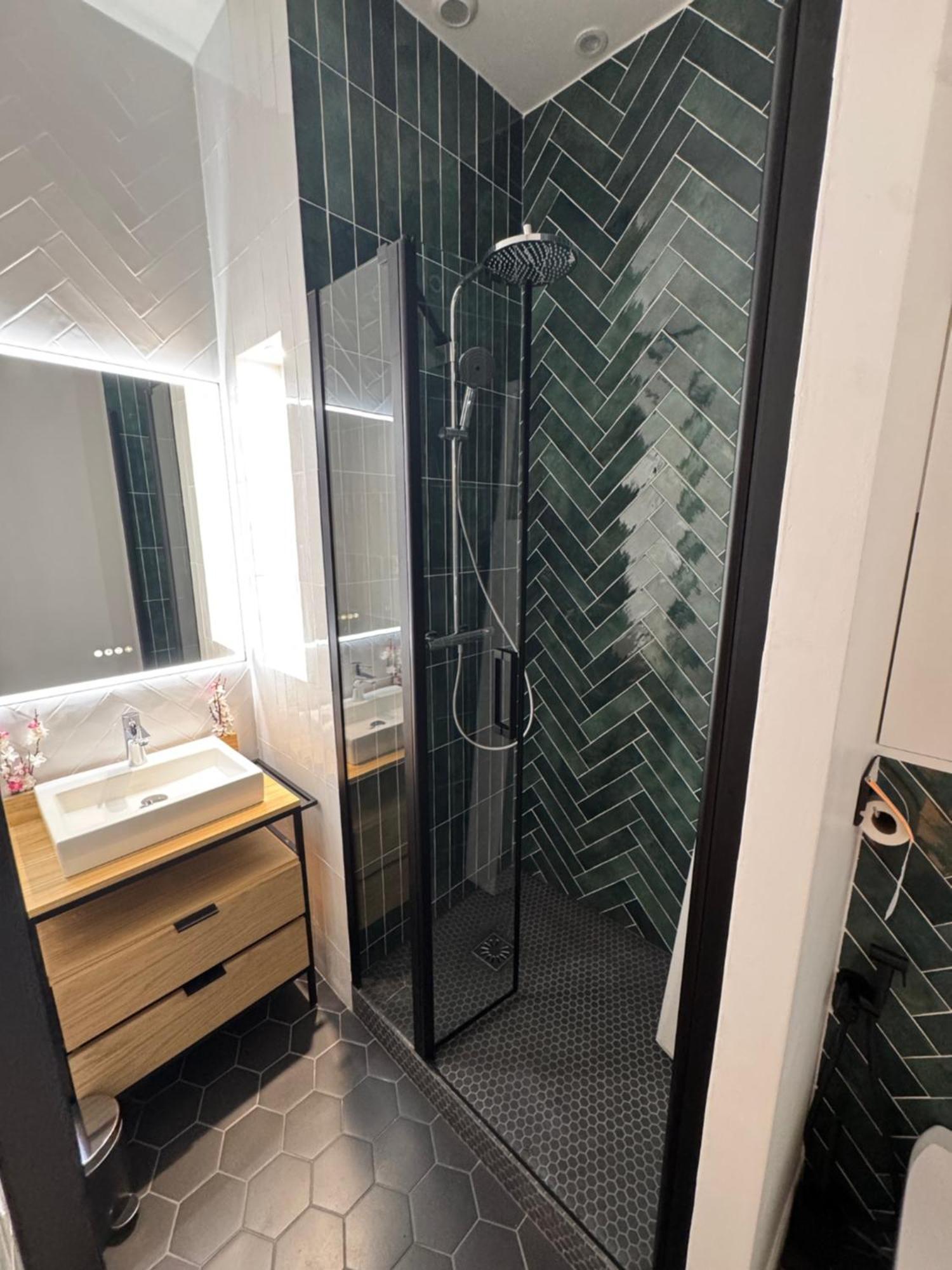Deluxe One-Bedroom Apartment