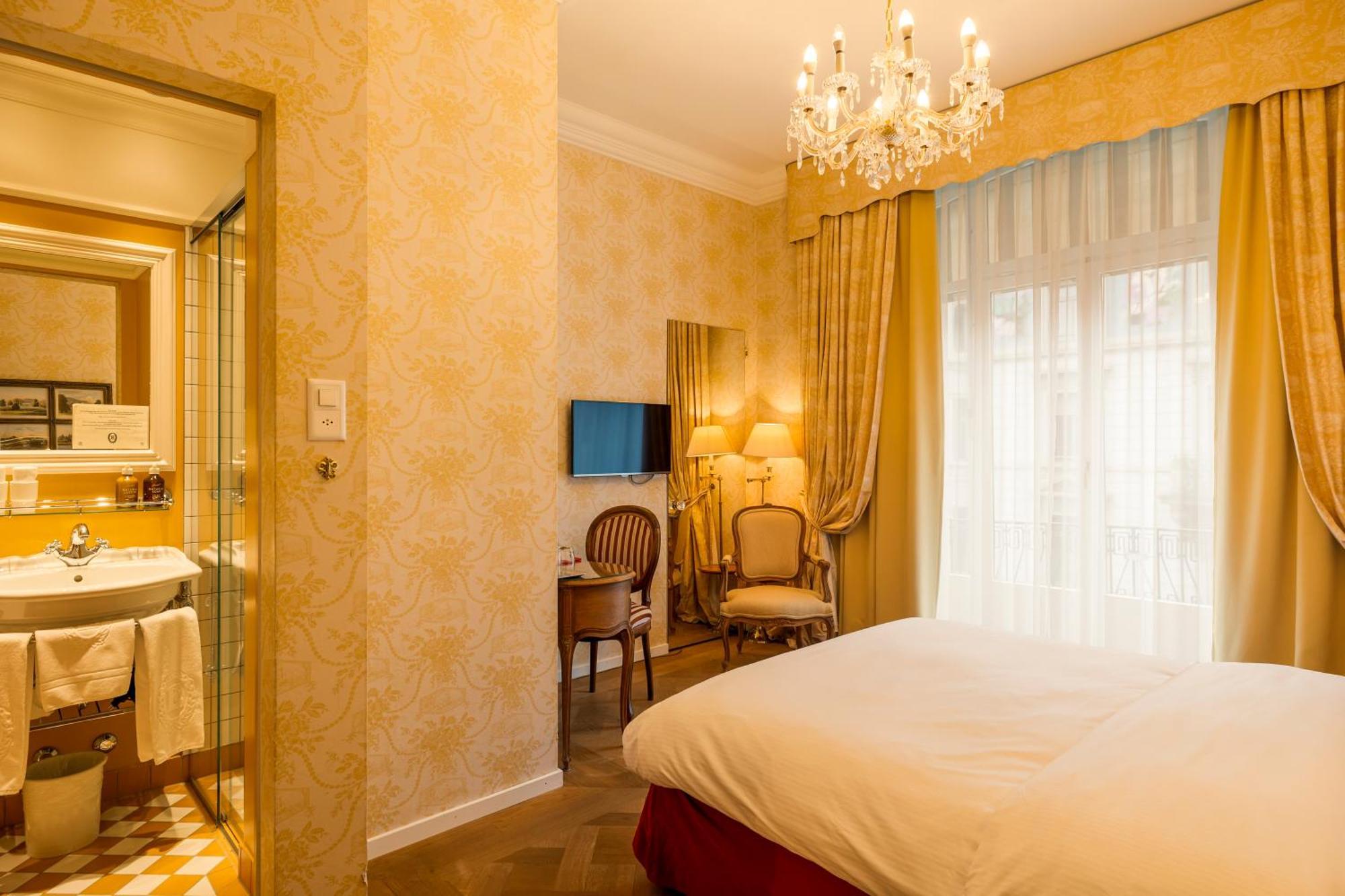 Double Room Queen Size Bed