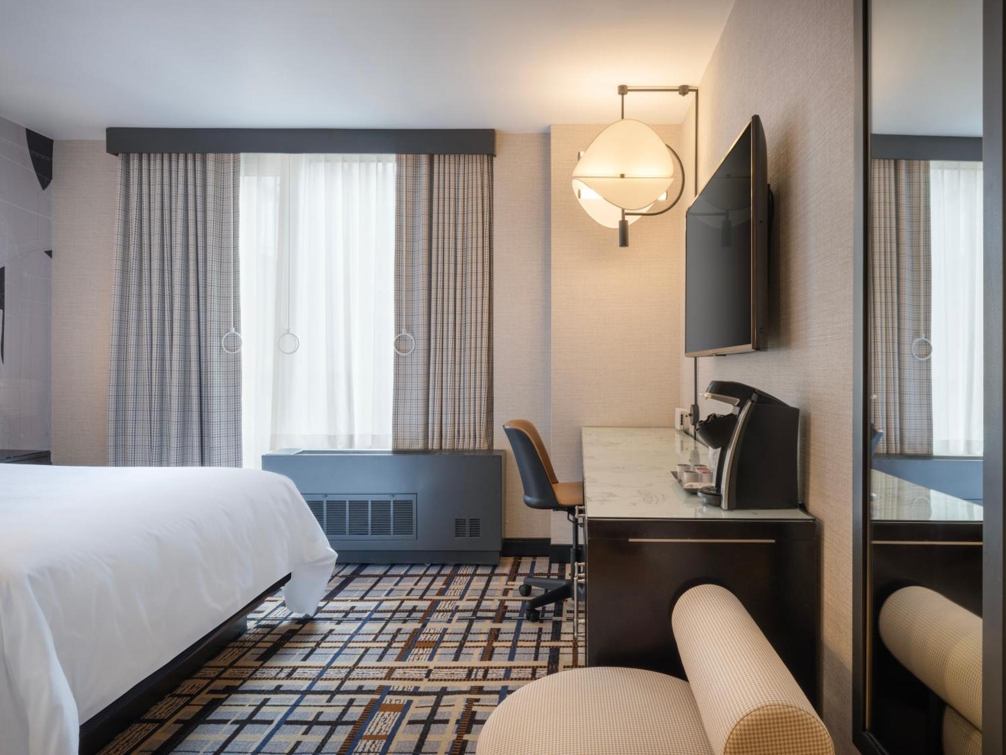 Queen Room Bath Tub Mobility Accessible