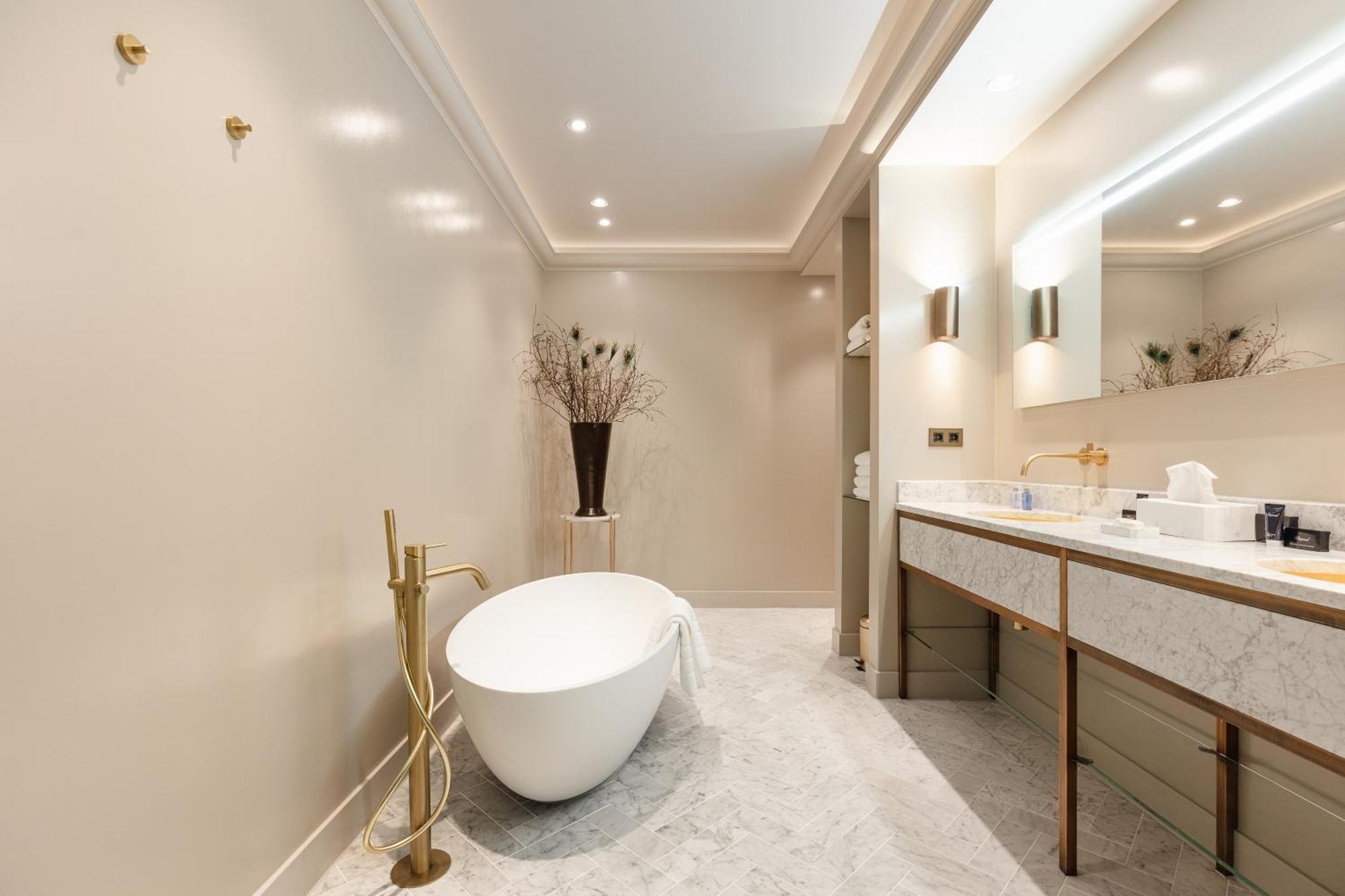 Executive Room Grand Room Garden View Bath