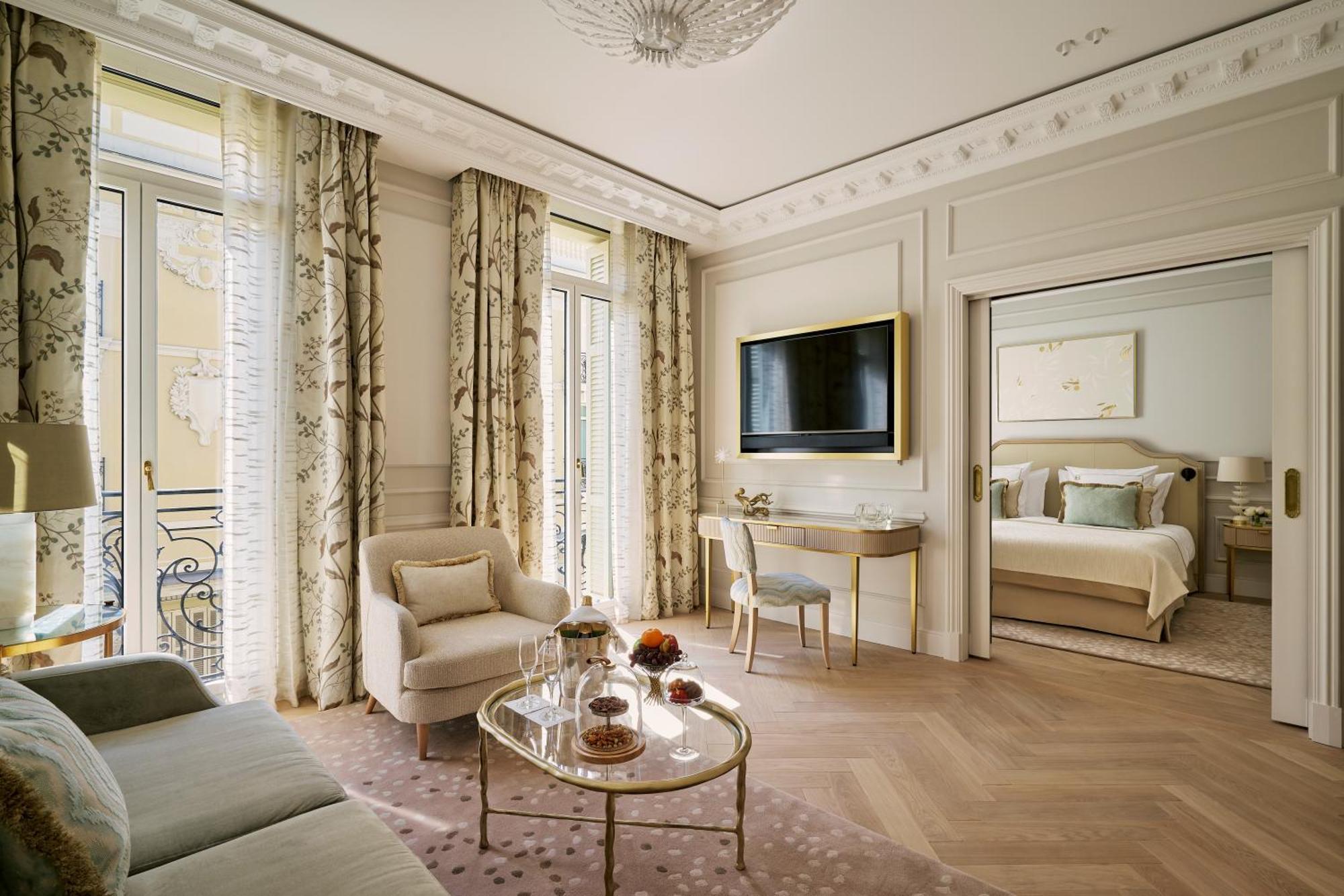 Prestige Suite City or Courtyard View