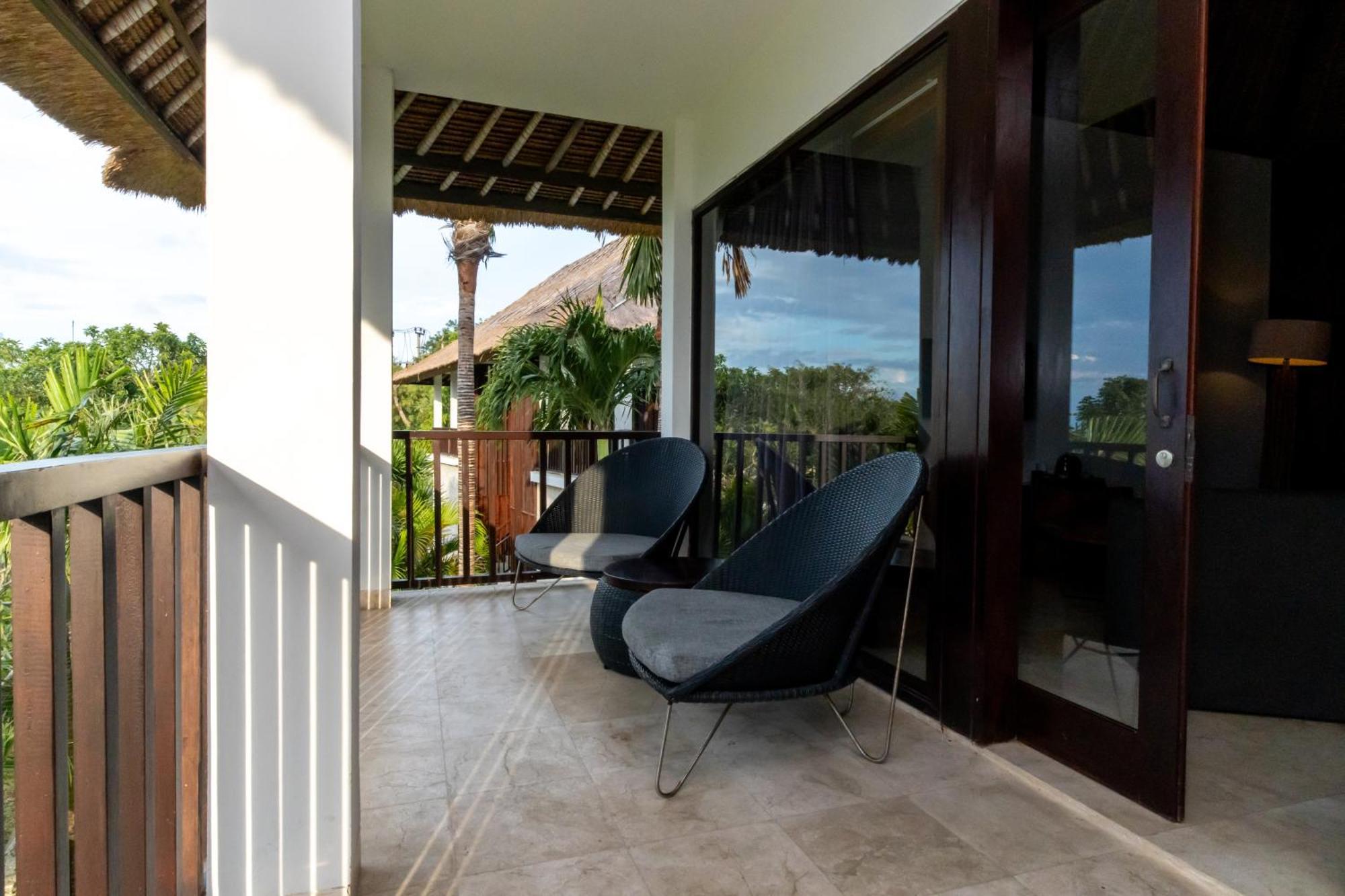 Deluxe Sea View Suite  Entrance to Single Fin Sunday Party