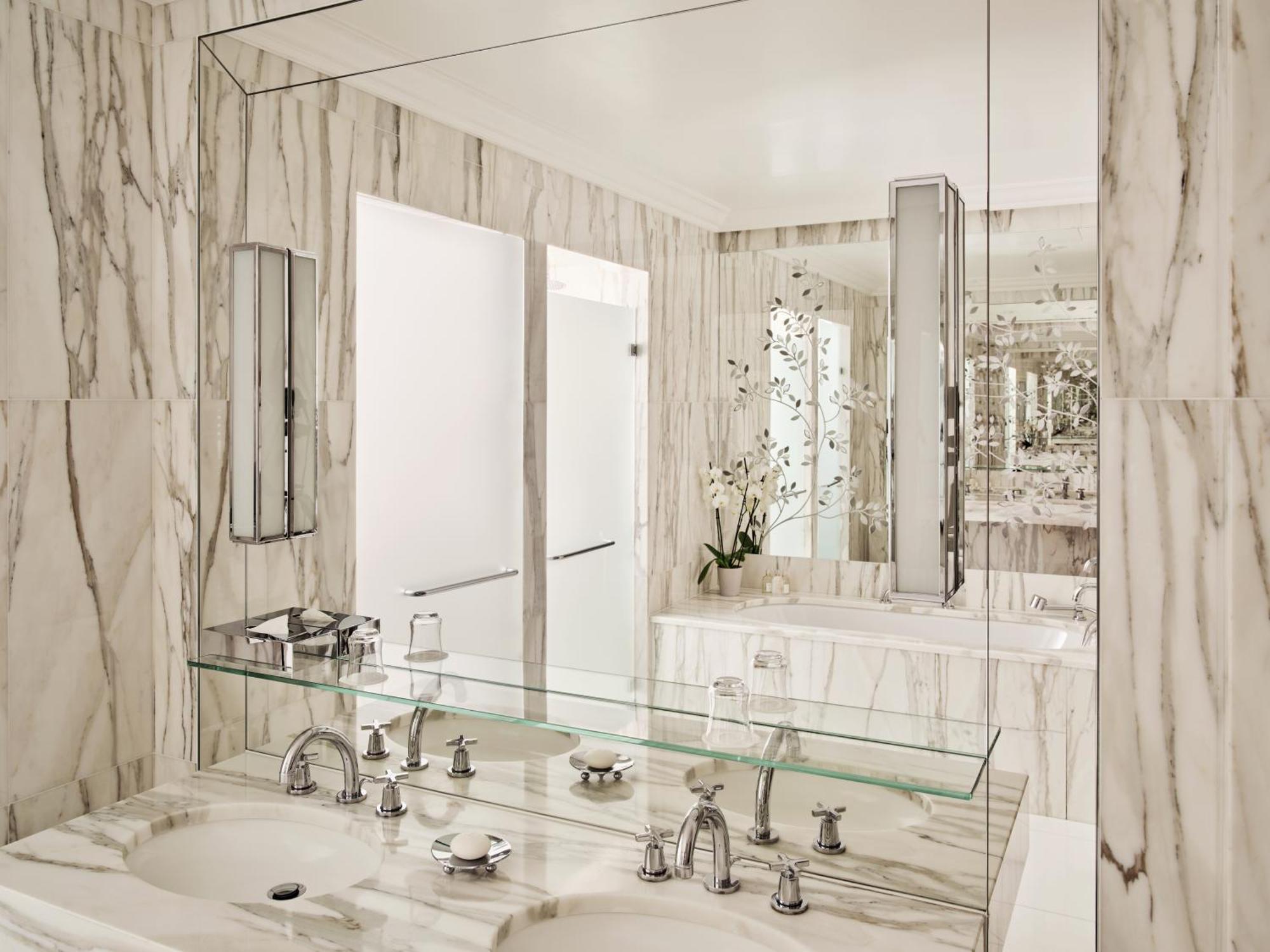 Deluxe Suite avenue Montaigne view