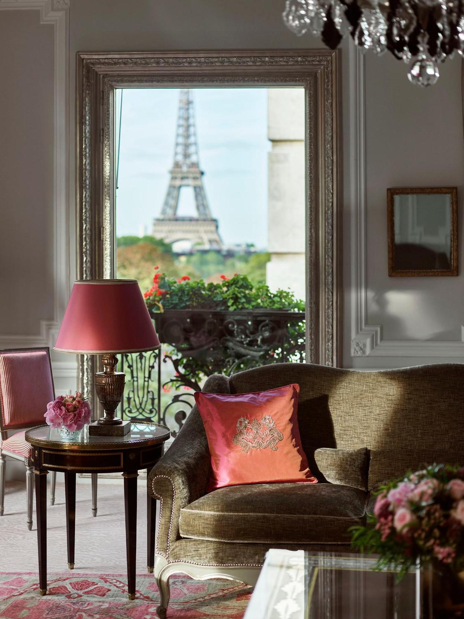 Haute Couture Eiffel Suite