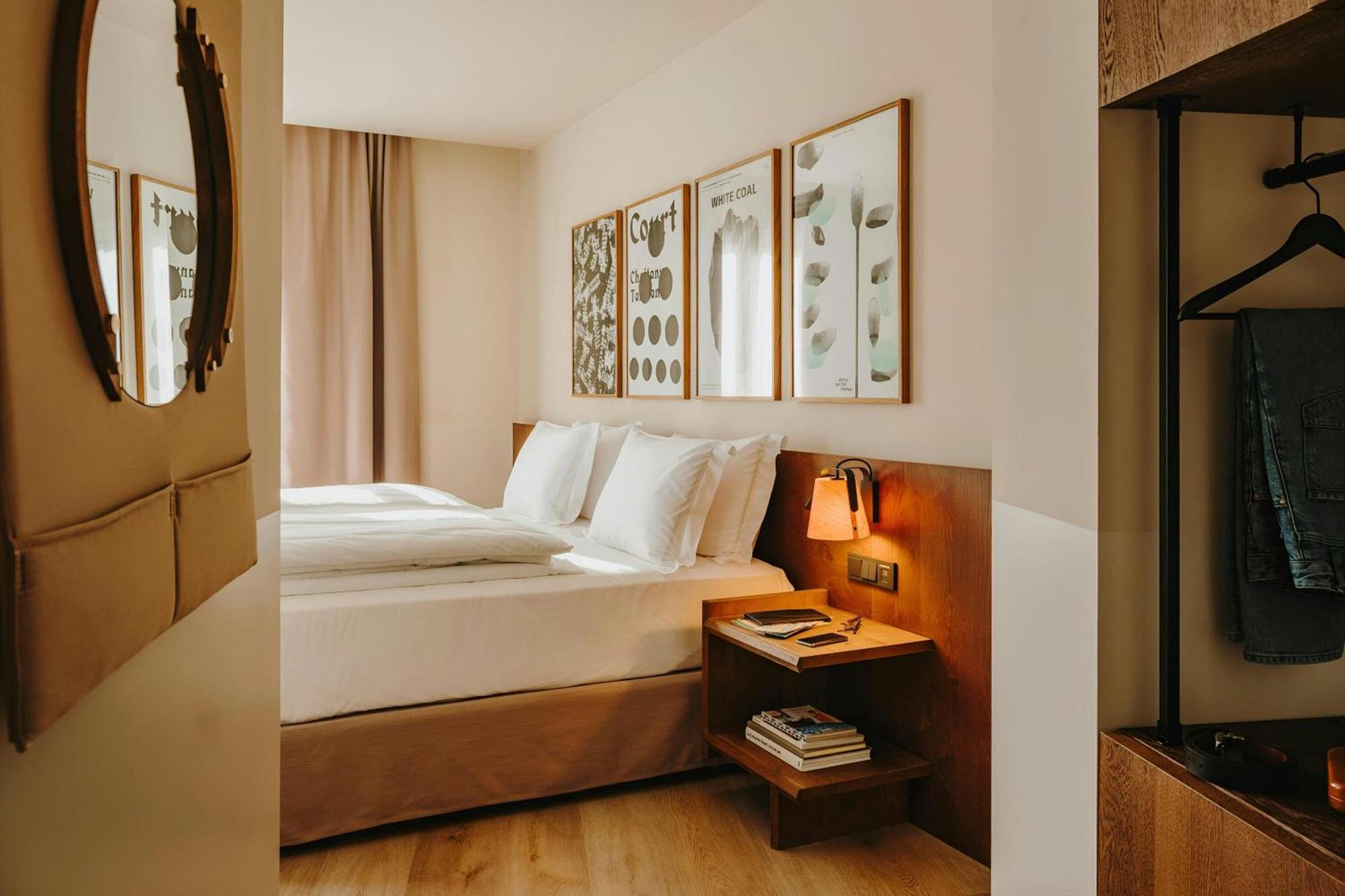 King Room with Balcony and Street view,1674780626:JPEG
