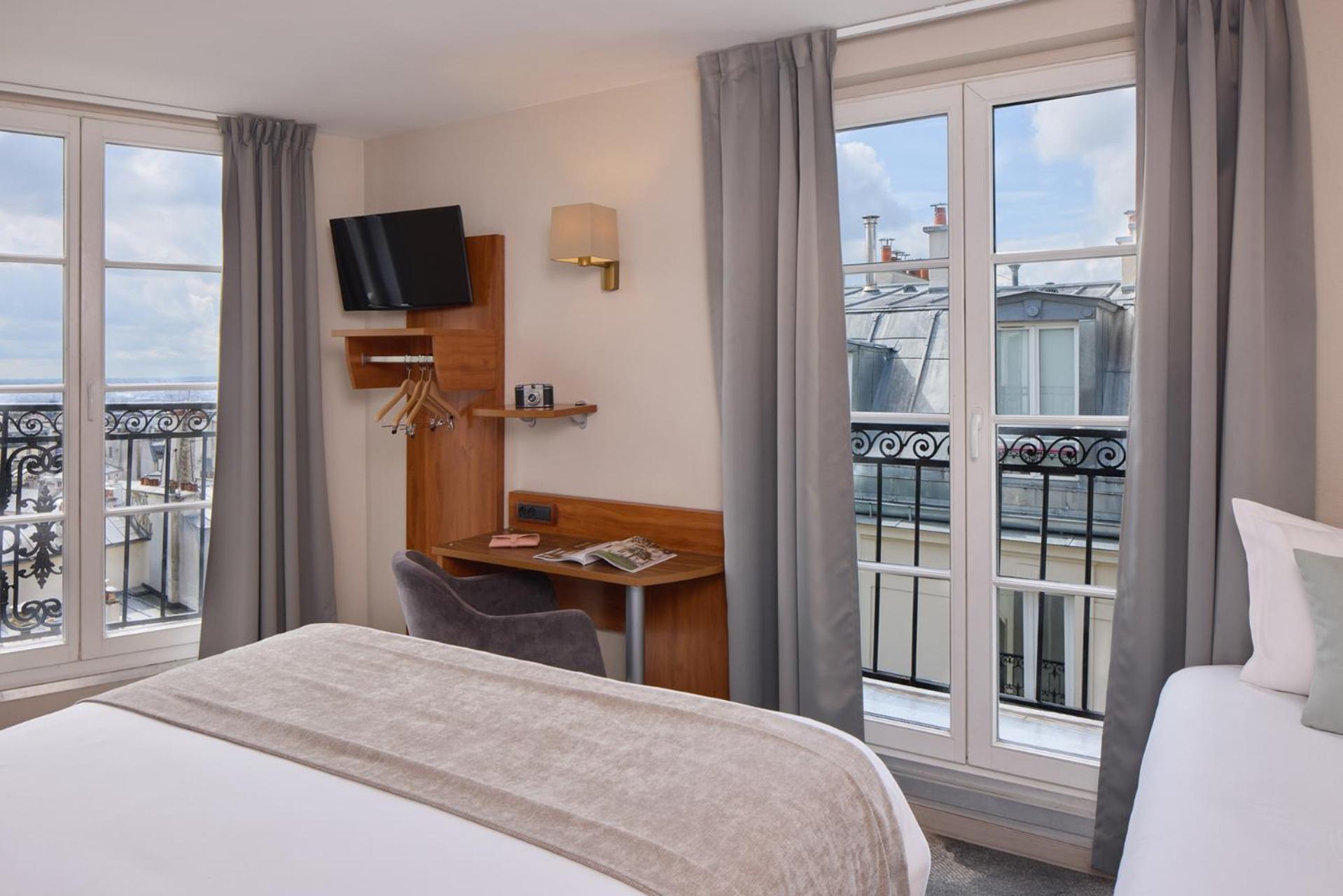 Superior Triple Room Balcony Eiffel Tower Sacre Coeur View