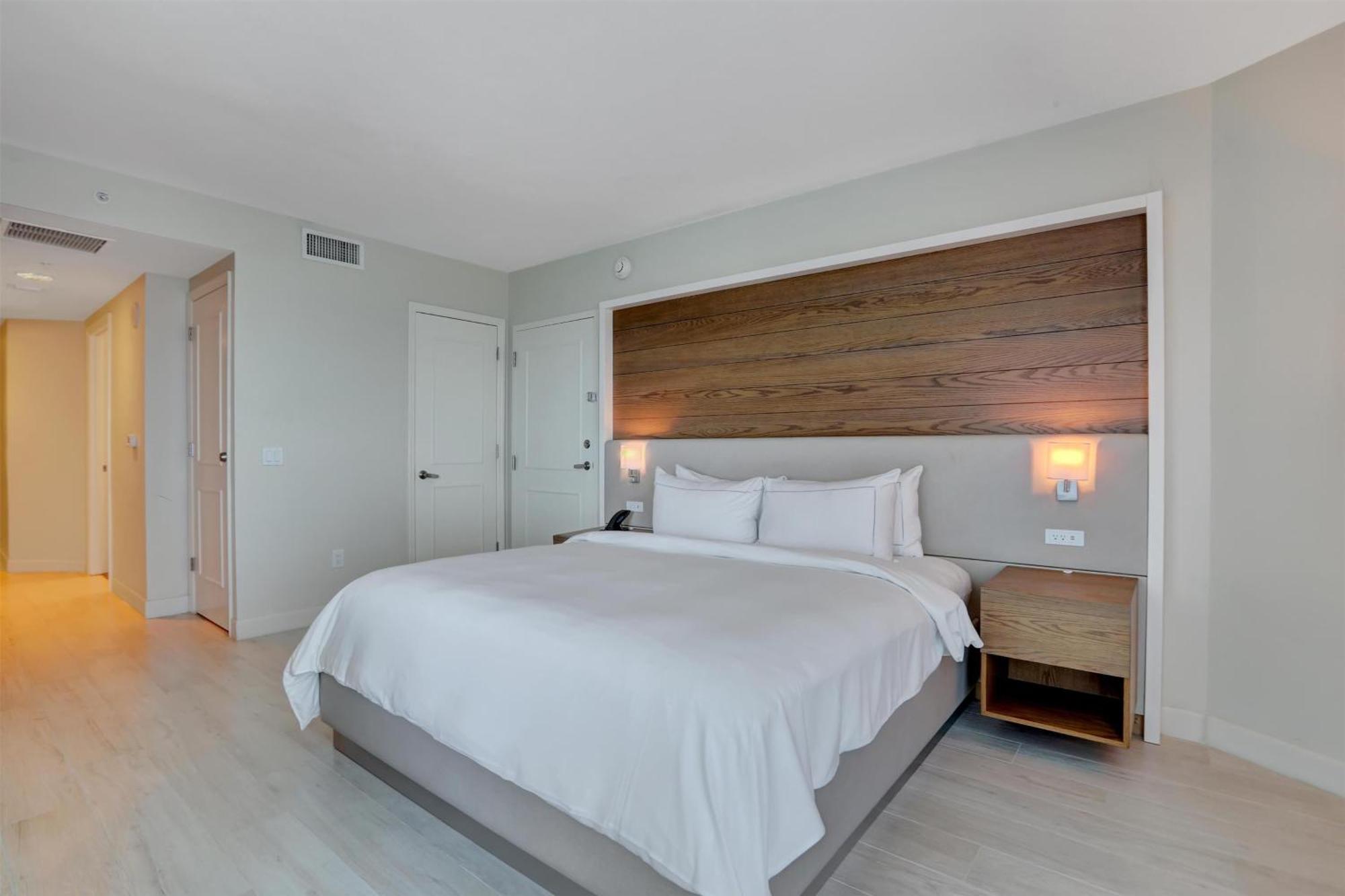 Junior King Suite Ocean View Hearing Accessible